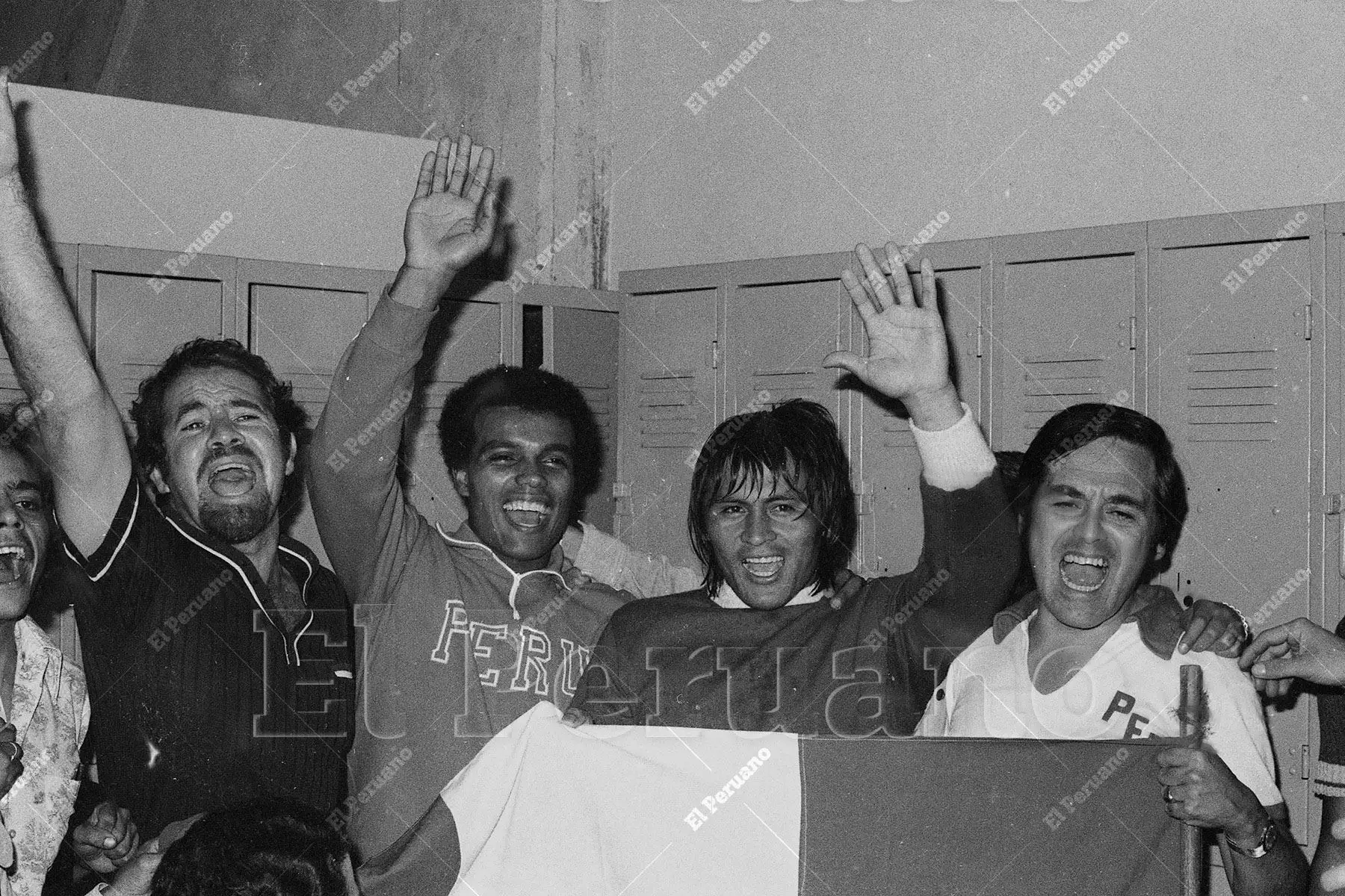 Caracas, Venezuela - 28 octubre 1975 / Teófilo Cubillas y Hugo Sotil celebran en el camerino peruano. Perú se coronó campeón sudamericano de fútbol al vencer 1 - 0 a Colombia con gol de  Sotil. La selección peruana se alzó por segunda vez con la Copa América.  Foto: Archivo Histórico de El Peruano / Raúl Sagástegui Caracas, Venezuela - 28 octubre 1975 / Teófilo Cubillas y Hugo Sotil celebran en el camerino peruano. Perú se coronó campeón sudamericano de fútbol al vencer 1 - 0 a Colombia con gol de  Sotil. La selección peruana se alzó por segunda vez con la Copa América.  Foto: Archivo Histórico de El Peruano / Raúl Sagástegui