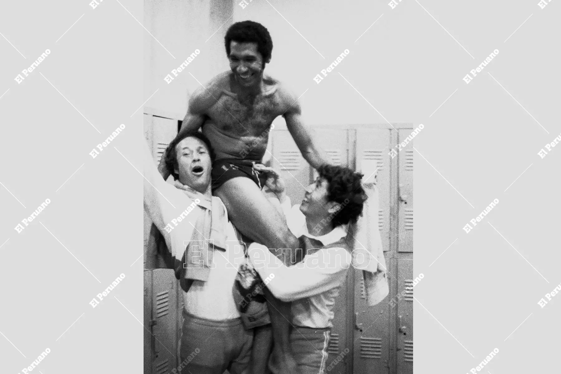 Caracas, Venezuela – 28  octubre 1975 / Enrique Casaretto y Pedrito Ruiz levantan en hombros a Julio Meléndez en los camerinos tras la victoria del Perú sobre Colombia por 1-0. Perú se consagró campeón sudamericano y conquistó por segunda vez la Copa América. Foto: Archivo Histórico de El Peruano / Raúl Sagástegui. Caracas, Venezuela – 28  octubre 1975 / Enrique Casaretto y Pedrito Ruiz levantan en hombros a Julio Meléndez en los camerinos tras la victoria del Perú sobre Colombia por 1-0. Perú se consagró campeón sudamericano y conquistó por segunda vez la Copa América. Foto: Archivo Histórico de El Peruano / Raúl Sagástegui.
