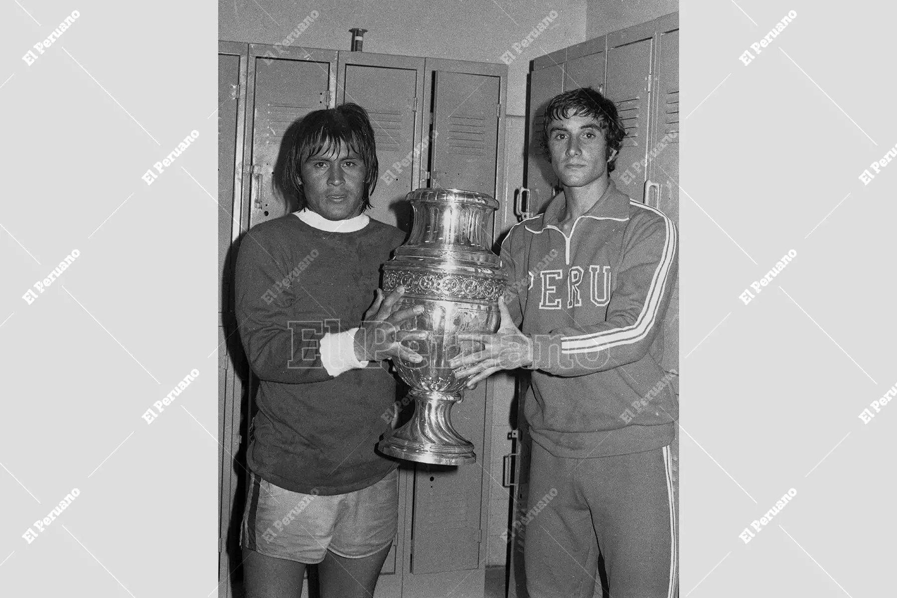 Caracas, Venezuela - 28 octubre 1975 / Hugo Sotil y Juan Carlos Oblitas levantan celebran en el camerino. Perú se coronó campeón sudamericano de fútbol al vencer 1 - 0 a Colombia con gol de  Sotil y conquistó por segunda vez la Copa América. Foto: Archivo Histórico de El Peruano / Raúl Sagástegui Caracas, Venezuela - 28 octubre 1975 / Hugo Sotil y Juan Carlos Oblitas levantan celebran en el camerino. Perú se coronó campeón sudamericano de fútbol al vencer 1 - 0 a Colombia con gol de  Sotil y conquistó por segunda vez la Copa América. Foto: Archivo Histórico de El Peruano / Raúl Sagástegui