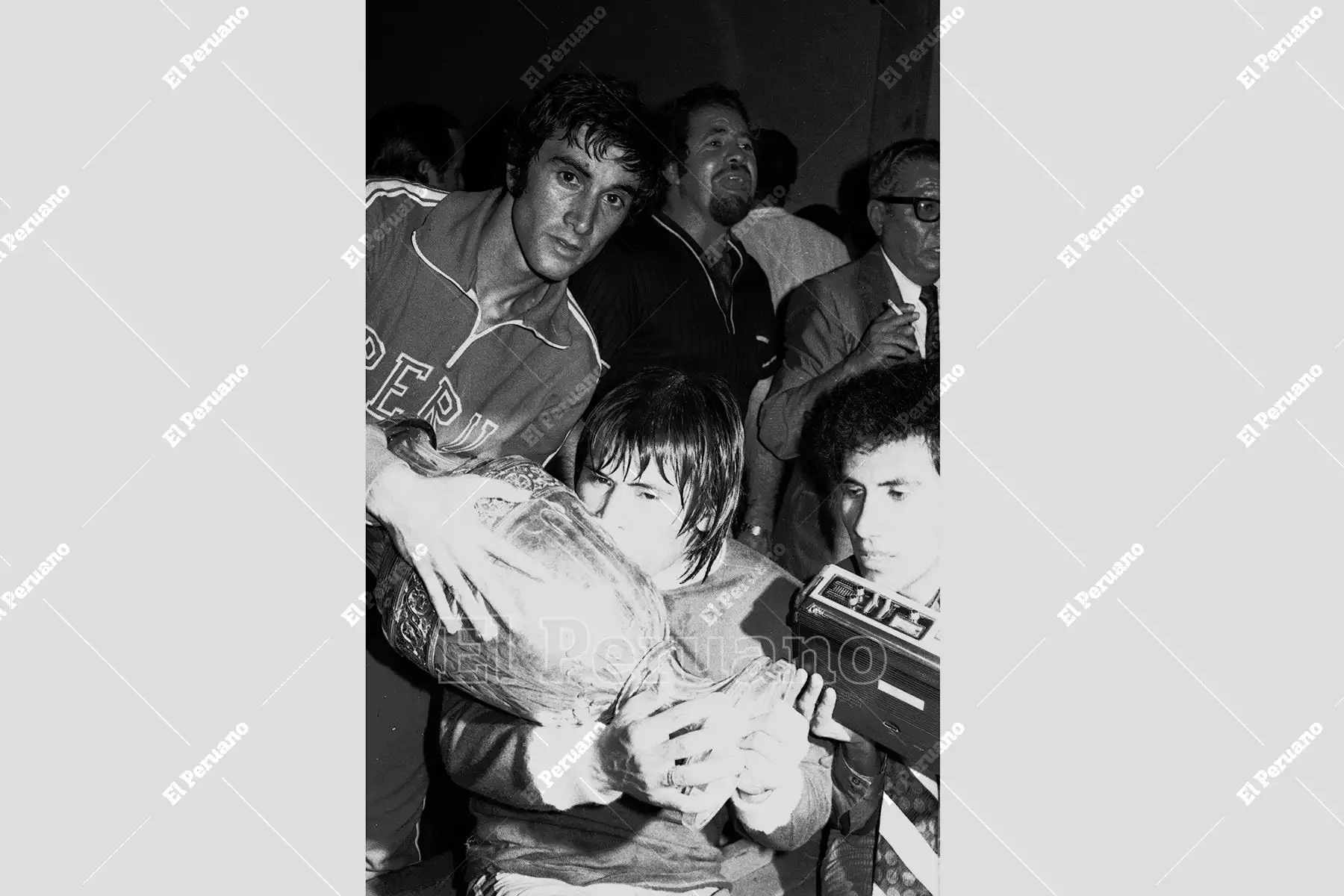Caracas, Venezuela - 28 octubre 1975 / Hugo Sotil besa la Copa América que la selección peruana ganó por segunda vez. Perú se coronó campeón sudamericano de fútbol al vencer 1 - 0 a Colombia con gol de  Sotil.  Foto: Archivo Histórico de El Peruano / Raúl Sagástegui Caracas, Venezuela - 28 octubre 1975 / Hugo Sotil besa la Copa América que la selección peruana ganó por segunda vez. Perú se coronó campeón sudamericano de fútbol al vencer 1 - 0 a Colombia con gol de  Sotil.  Foto: Archivo Histórico de El Peruano / Raúl Sagástegui