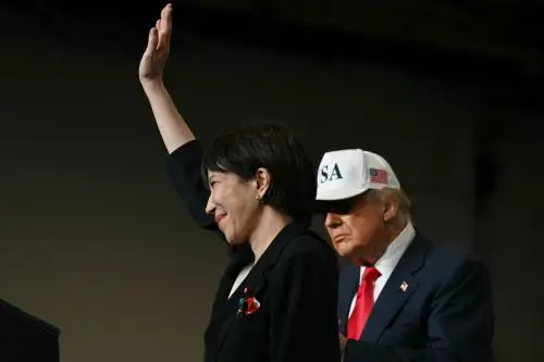 Donald Trump saluda a la primera ministra Sanae Takaichi y visita portaaviones estadounidense en Japón