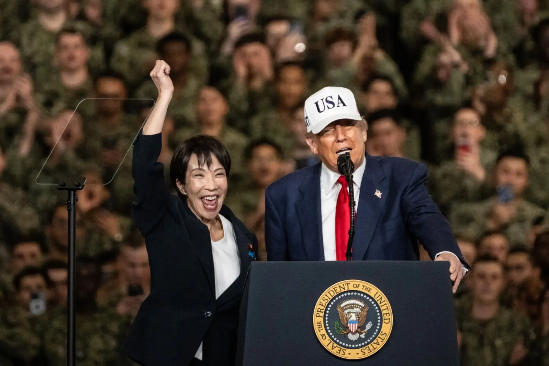 La primera ministra de Japón, Sanae Takaichi, hace un gesto mientras el presidente de Estados Unidos, Donald Trump, pronuncia un discurso ante el personal de la Marina de Estados Unidos a bordo del portaaviones USS George Washington en la base naval estadounidense de Yokosuka. Foto: AFP La primera ministra de Japón, Sanae Takaichi, hace un gesto mientras el presidente de Estados Unidos, Donald Trump, pronuncia un discurso ante el personal de la Marina de Estados Unidos a bordo del portaaviones USS George Washington en la base naval estadounidense de Yokosuka. Foto: AFP