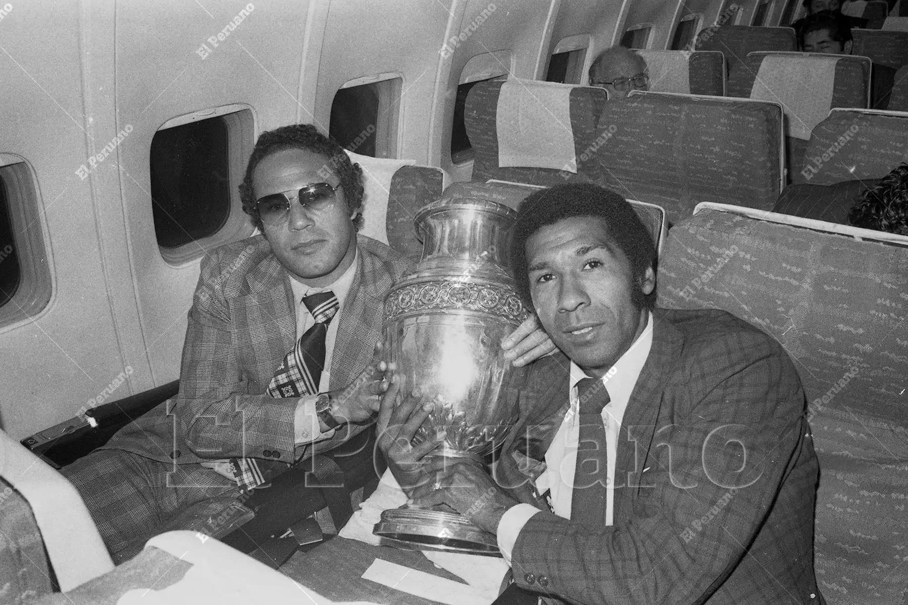 Lima - 30 octubre 1975 / Julio Meléndez y Enrique Casaretto  a bordo del avión British Airways que los trajo con la Copa América. Perú se coronó campeón sudamericano al vencer a Colombia por 1-0 en Caracas. Foto: Archivo Histórico de El Peruano Lima - 30 octubre 1975 / Julio Meléndez y Enrique Casaretto  a bordo del avión British Airways que los trajo con la Copa América. Perú se coronó campeón sudamericano al vencer a Colombia por 1-0 en Caracas. Foto: Archivo Histórico de El Peruano