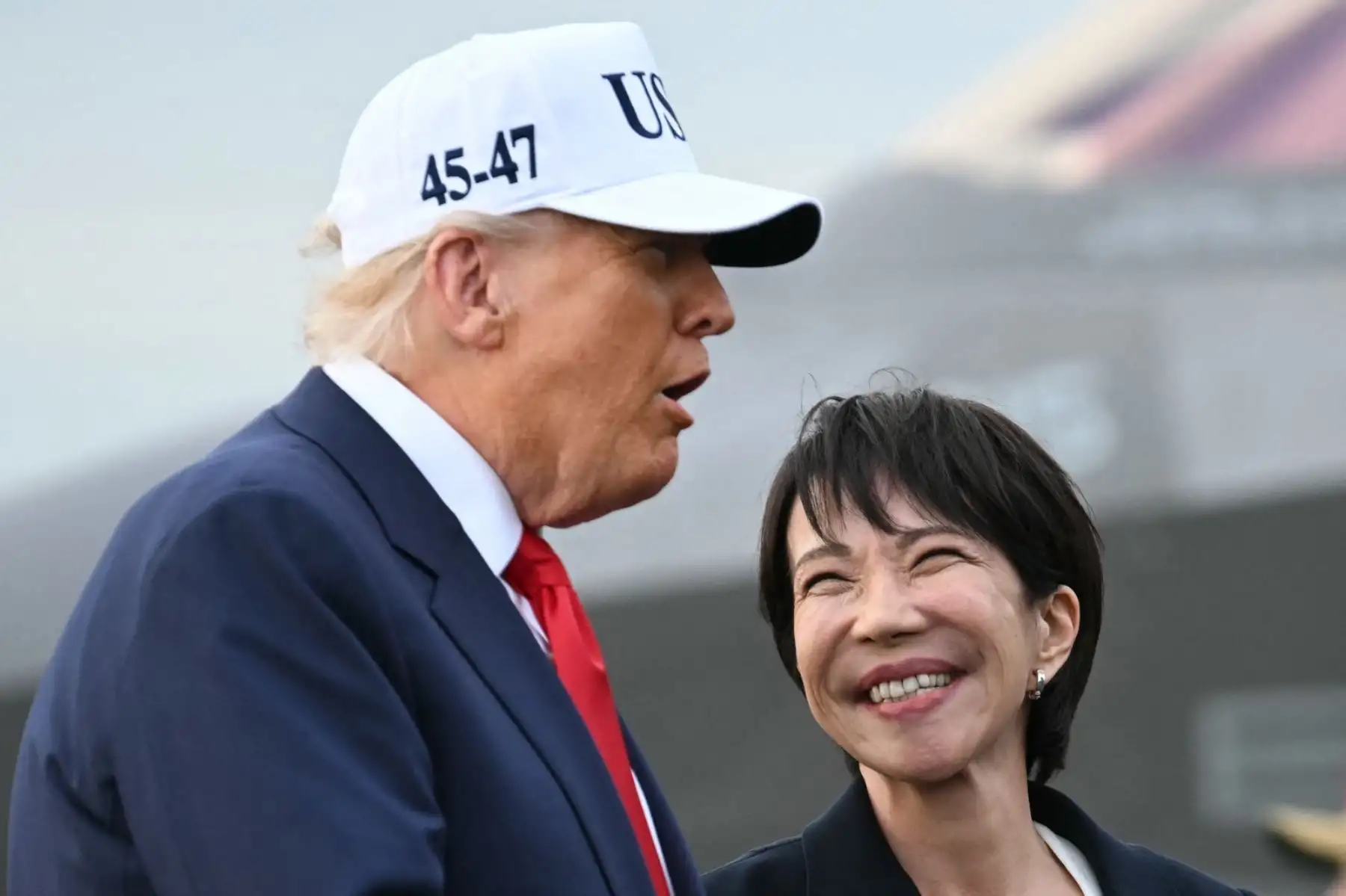 La primera ministra de Japón, Sanae Takaichi, hace un gesto al presidente de Estados Unidos, Donald Trump,  a bordo del portaaviones USS George Washington en la base naval estadounidense de Yokosuka. Foto: AFP La primera ministra de Japón, Sanae Takaichi, hace un gesto al presidente de Estados Unidos, Donald Trump,  a bordo del portaaviones USS George Washington en la base naval estadounidense de Yokosuka. Foto: AFP