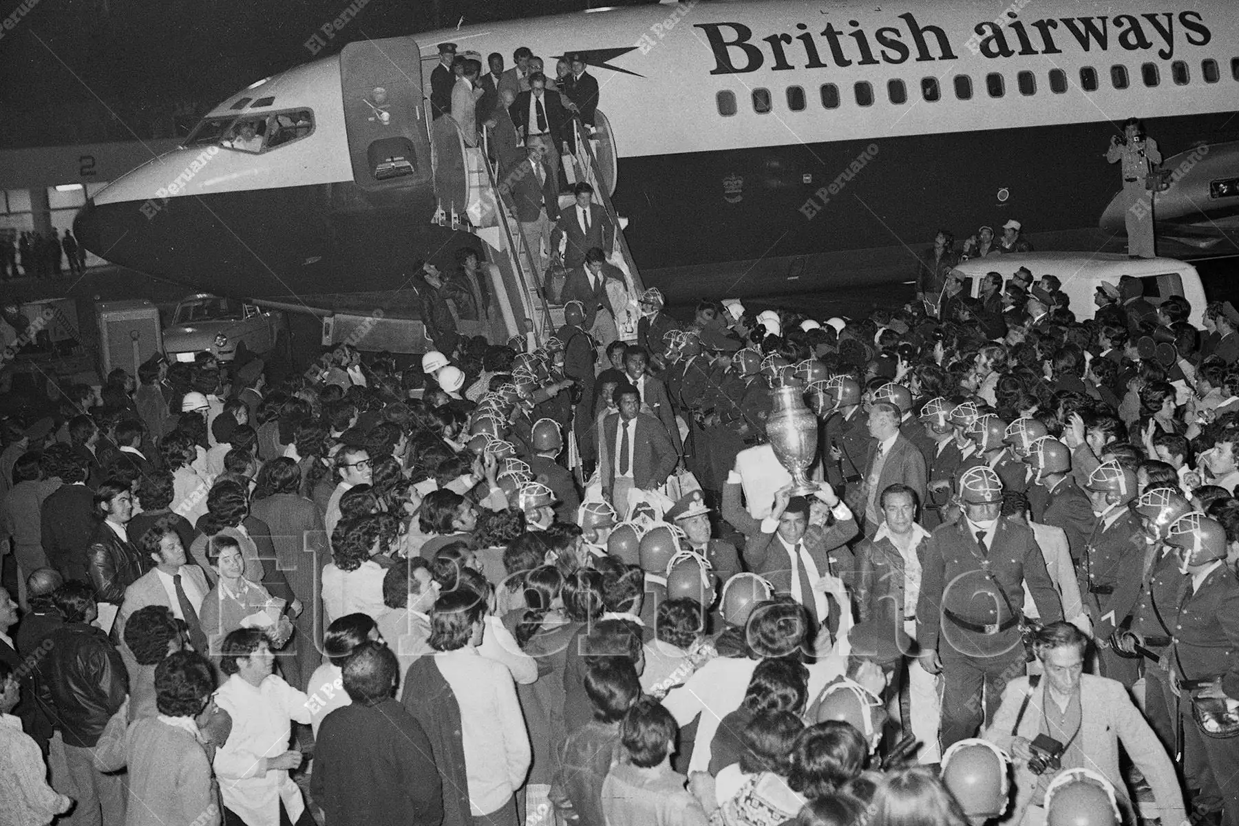 Callao - 31 octubre 1975 / Llegada de la selección peruana de fútbol al aeropuerto internacional Jorge Chávez. Perú se coronó campeón sudamericano al vencer en la final a Colombia 1-0 en Caracas. Los campeones fueron recibidos por una multitud de más de 20 mil hinchas. Foto: Archivo Histórico de El Peruano / Virgilio Molero Callao - 31 octubre 1975 / Llegada de la selección peruana de fútbol al aeropuerto internacional Jorge Chávez. Perú se coronó campeón sudamericano al vencer en la final a Colombia 1-0 en Caracas. Los campeones fueron recibidos por una multitud de más de 20 mil hinchas. Foto: Archivo Histórico de El Peruano / Virgilio Molero