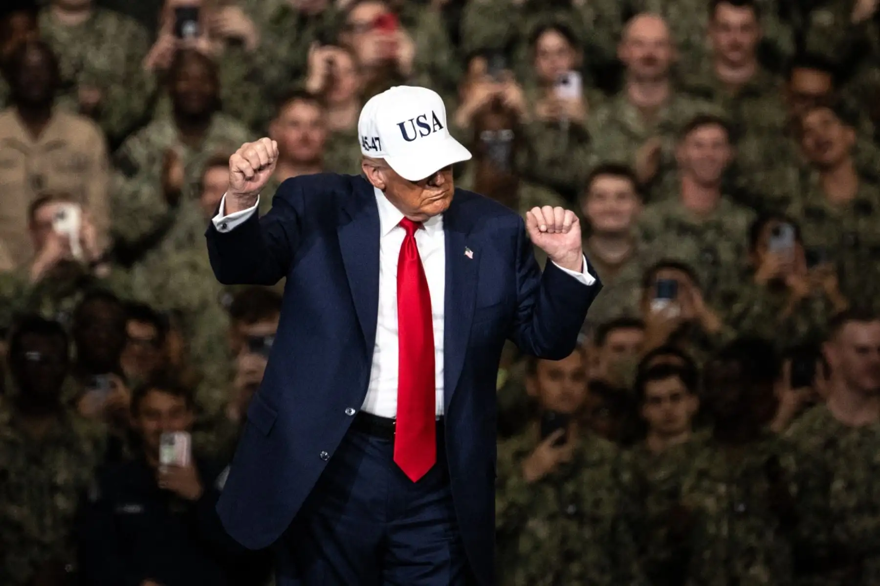 Donald Trump al salir tras pronunciar un discurso a bordo del portaaviones USS George Washington de la Armada estadounidense en la base naval estadounidense de Yokosuka. Foto: AFP Donald Trump al salir tras pronunciar un discurso a bordo del portaaviones USS George Washington de la Armada estadounidense en la base naval estadounidense de Yokosuka. Foto: AFP