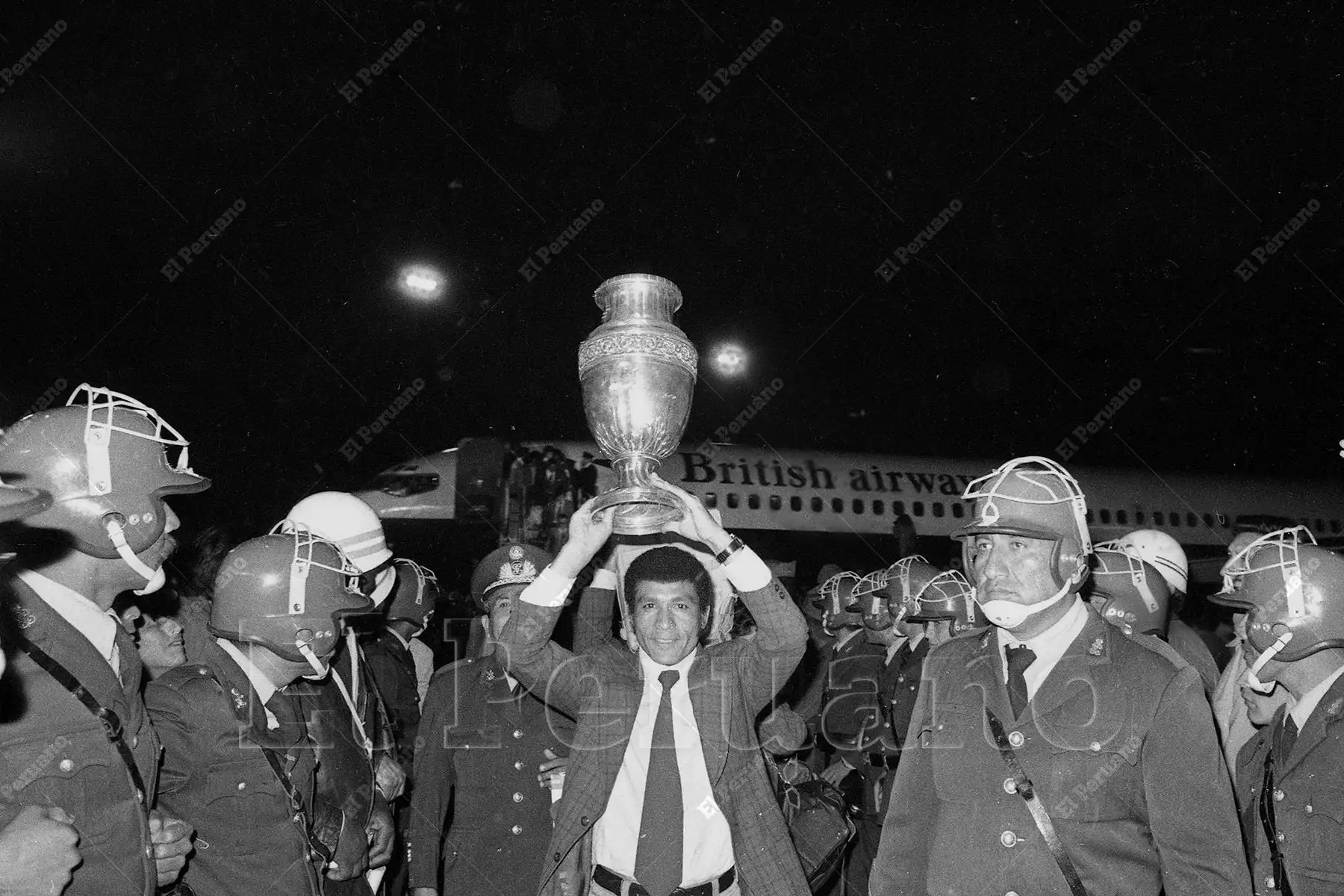 Callao - 30 octubre 1975 / Portando la Copa América llegaron los campeones sudamericanos de fútbol. Una multitud de 20 mil aficionados le dio la bienvenida a nuestra selección en el aeropuerto. Perú logró el título tras vencer a Colombia 1-0 en Caracas. Foto: Archivo Histórico de El Peruano / Raúl Sagástegui Callao - 30 octubre 1975 / Portando la Copa América llegaron los campeones sudamericanos de fútbol. Una multitud de 20 mil aficionados le dio la bienvenida a nuestra selección en el aeropuerto. Perú logró el título tras vencer a Colombia 1-0 en Caracas. Foto: Archivo Histórico de El Peruano / Raúl Sagástegui