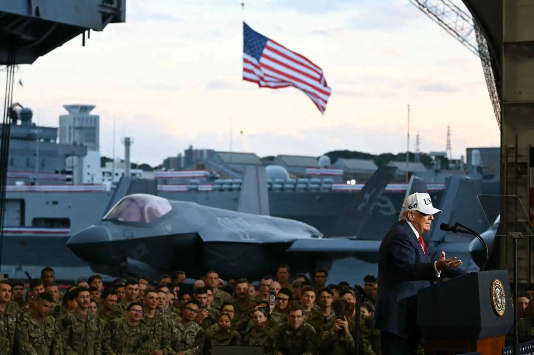 Donald Trump pronuncia un discurso a bordo del portaaviones USS George Washington de la Armada estadounidense en la base naval estadounidense de Yokosuka. Foto: AFP Donald Trump pronuncia un discurso a bordo del portaaviones USS George Washington de la Armada estadounidense en la base naval estadounidense de Yokosuka. Foto: AFP