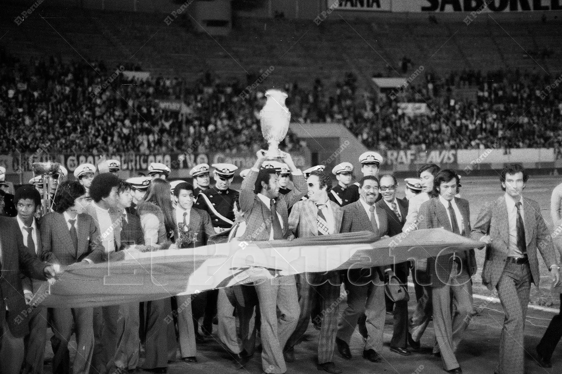 Lima - 30 octubre 1975 / Julio Meléndez porta en alto la Copa América durante el multitudinario homenaje que recibió la selección peruana de fútbol en el Estadio Nacional tras obtener el título de campeón sudamericano de fútbol al vencer a Colombia por 1-0 en Caracas. Foto: Archivo Histórico de El Peruano / Humberto Romaní Lima - 30 octubre 1975 / Julio Meléndez porta en alto la Copa América durante el multitudinario homenaje que recibió la selección peruana de fútbol en el Estadio Nacional tras obtener el título de campeón sudamericano de fútbol al vencer a Colombia por 1-0 en Caracas. Foto: Archivo Histórico de El Peruano / Humberto Romaní
