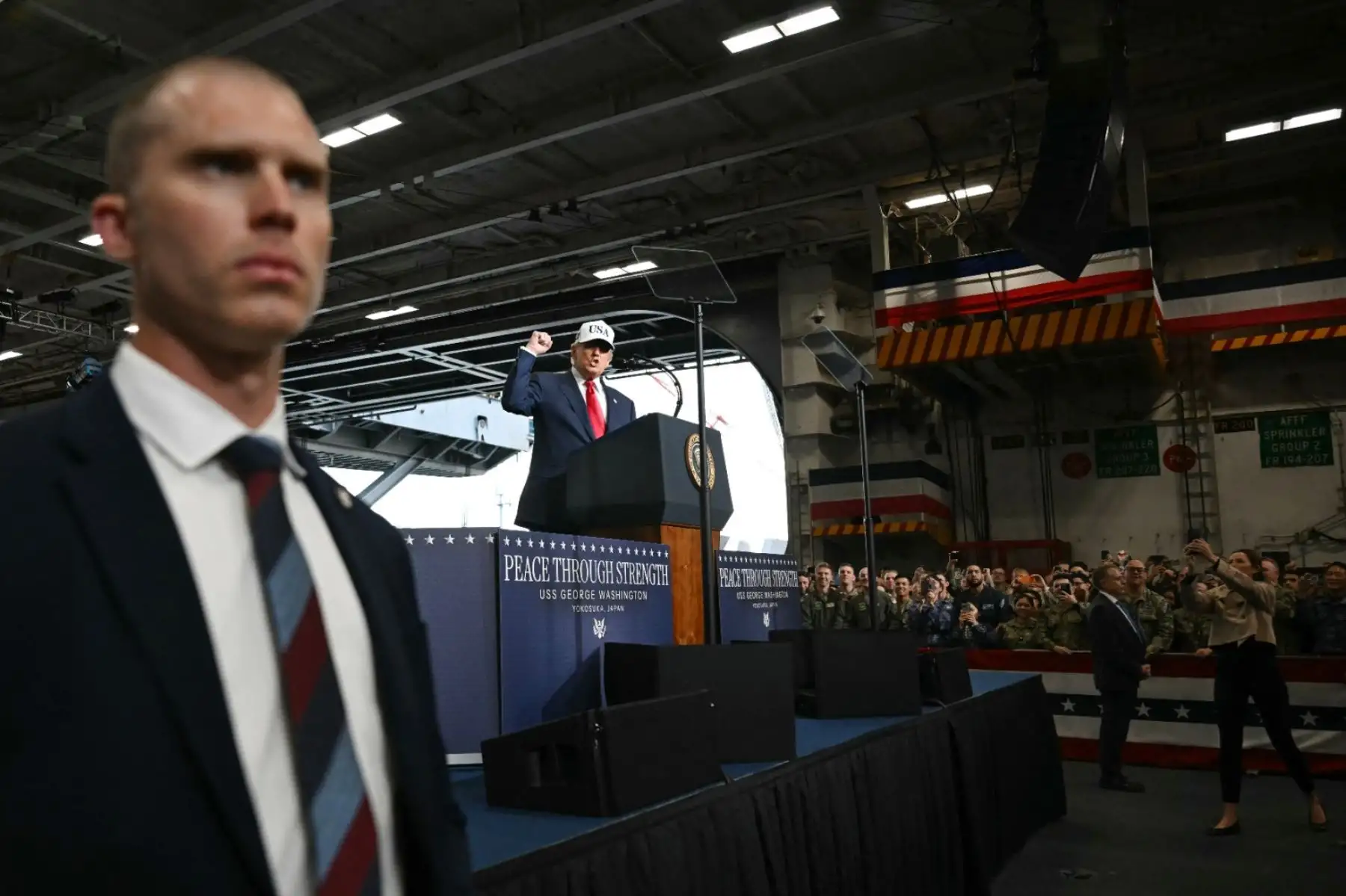 Donald Trump pronuncia un discurso a bordo del portaaviones USS George Washington de la Armada estadounidense en la base naval estadounidense de Yokosuka. Foto: AFP Donald Trump pronuncia un discurso a bordo del portaaviones USS George Washington de la Armada estadounidense en la base naval estadounidense de Yokosuka. Foto: AFP