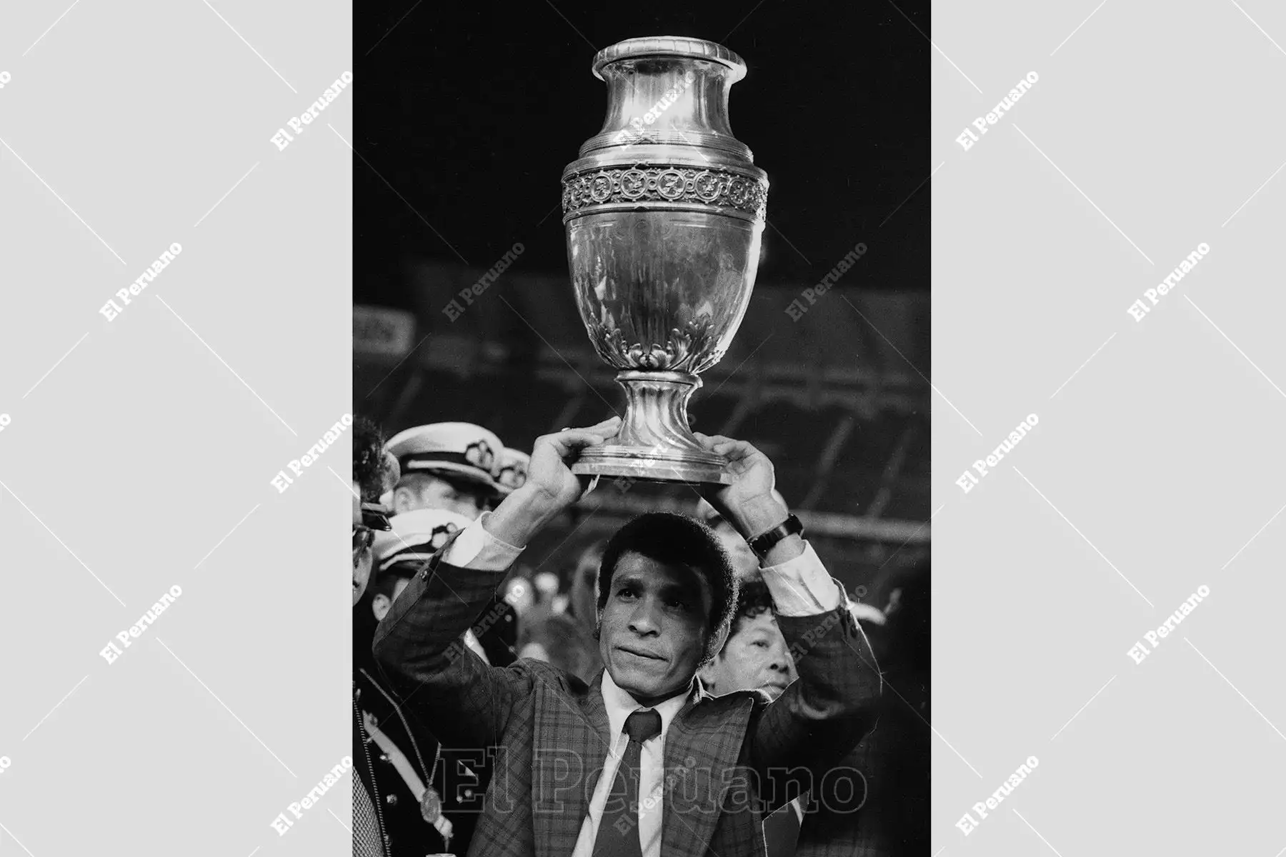 Lima - 30 octubre 1975 / Héctor Chumpitaz porta en alto la Copa América durante el multitudinario homenaje que recibió la selección peruana de fútbol en el Estadio Nacional tras obtener el título de campeón sudamericano de fútbol al vencer a Colombia por 1-0 en Caracas. Foto: Archivo Histórico de El Peruano / Humberto Romaní Lima - 30 octubre 1975 / Héctor Chumpitaz porta en alto la Copa América durante el multitudinario homenaje que recibió la selección peruana de fútbol en el Estadio Nacional tras obtener el título de campeón sudamericano de fútbol al vencer a Colombia por 1-0 en Caracas. Foto: Archivo Histórico de El Peruano / Humberto Romaní