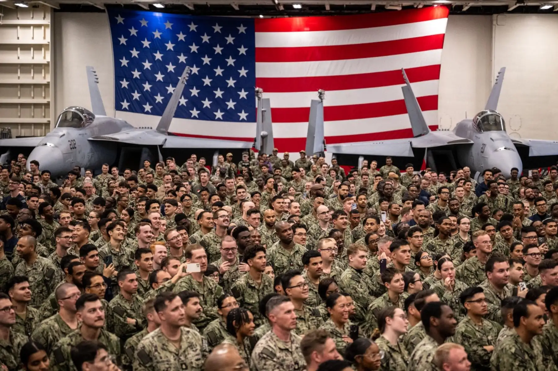Personal de la Marina de Estados Unidos observa durante la visita del presidente estadounidense Donald Trump al portaaviones USS George Washington en la base naval estadounidense de Yokosuka. Foto: AFP Personal de la Marina de Estados Unidos observa durante la visita del presidente estadounidense Donald Trump al portaaviones USS George Washington en la base naval estadounidense de Yokosuka. Foto: AFP
