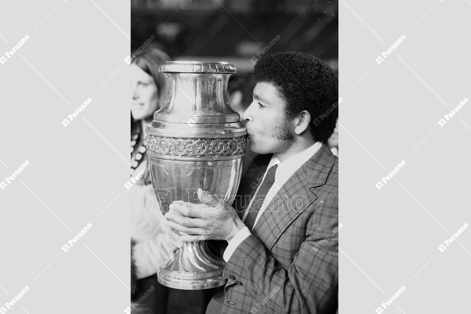 Lima - 30 octubre 1975 / Héctor Chumpitaz besa la Copa América. La selección peruana de fútbol recibió un multitudinario homenaje tras obtener el título de campeón sudamericano de fútbol al vencer a Colombia por 1-0 en Caracas. Foto: Archivo Histórico de El Peruano / Humberto Romaní Lima - 30 octubre 1975 / Héctor Chumpitaz besa la Copa América. La selección peruana de fútbol recibió un multitudinario homenaje tras obtener el título de campeón sudamericano de fútbol al vencer a Colombia por 1-0 en Caracas. Foto: Archivo Histórico de El Peruano / Humberto Romaní