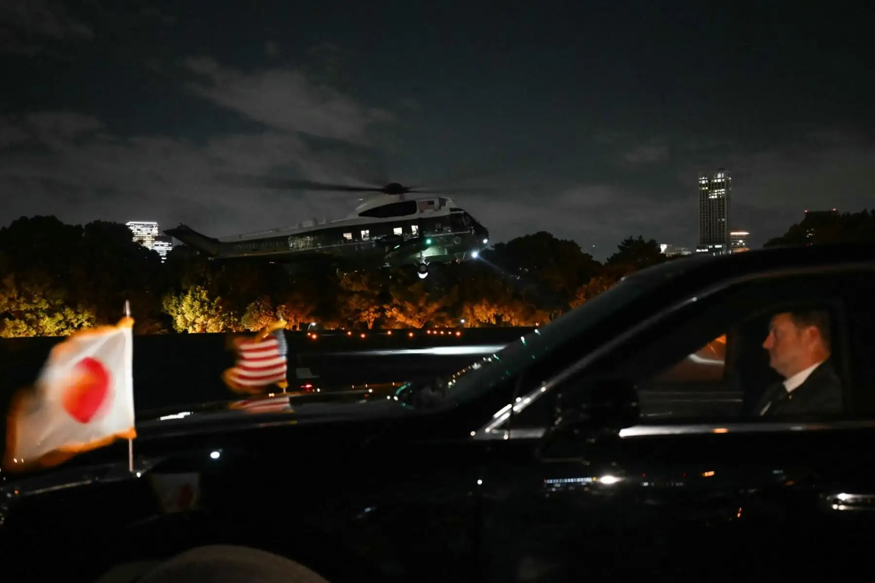 El helicóptero de apoyo del Marine One aterriza en Tokio el 28 de octubre de 2025, después del discurso del presidente estadounidense Donald Trump a las tropas a bordo del portaaviones USS George Washington de la Armada de los EE. UU. en la base naval estadounidense de Yokosuka. Foto: AFP El helicóptero de apoyo del Marine One aterriza en Tokio el 28 de octubre de 2025, después del discurso del presidente estadounidense Donald Trump a las tropas a bordo del portaaviones USS George Washington de la Armada de los EE. UU. en la base naval estadounidense de Yokosuka. Foto: AFP