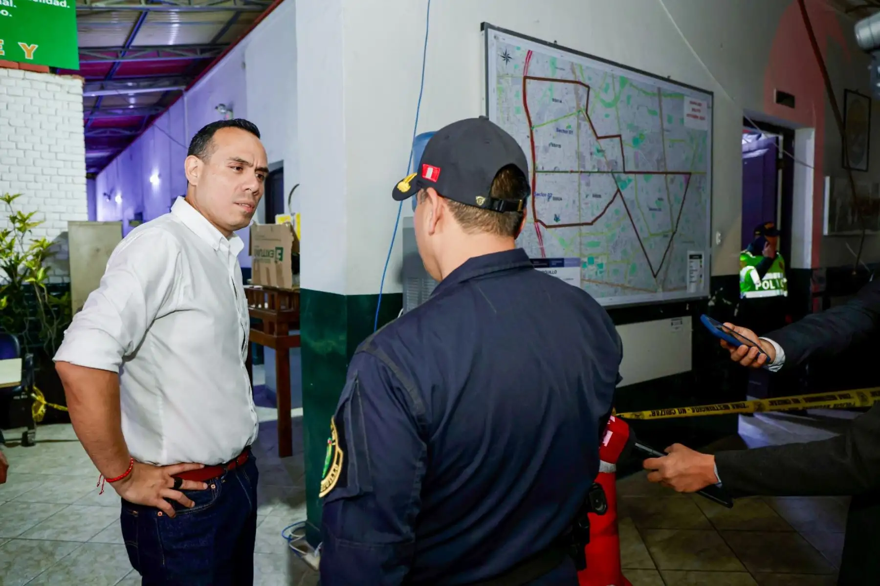 El presidente de la república, José Jerí Oré, realizó visitas inopinadas a las comisarías de Surquillo y Lince, con el objetivo de verificar las condiciones en las que operan los efectivos policiales y recoger información directa sobre las principales problemáticas de seguridad en ambos distritos. Foto: ANDINA/Prensa Presidencia El presidente de la república, José Jerí Oré, realizó visitas inopinadas a las comisarías de Surquillo y Lince, con el objetivo de verificar las condiciones en las que operan los efectivos policiales y recoger información directa sobre las principales problemáticas de seguridad en ambos distritos. Foto: ANDINA/Prensa Presidencia