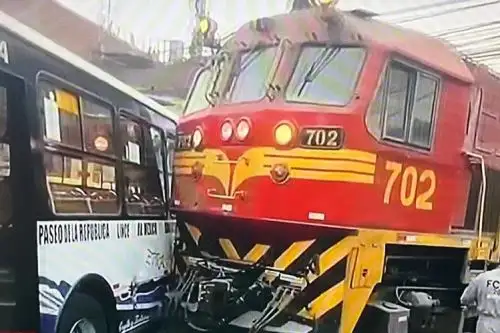 El Agustino: reportan triple choque en cruce de línea férrea que deja varios heridos. Foto: ANDINA/capturaTV.