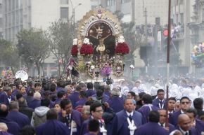 Imagen del Señor de los Milagros sale nuevamente en procesión por las calles de Lima. Foto: ANDINA/Vidal Tarqui