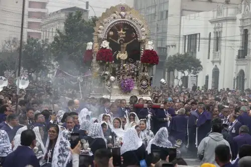 Imagen del Señor de los Milagros sale nuevamente en procesión por las calles de Lima en su sexto recorrido procesional. Foto: ANDINA/Vidal Tarqui