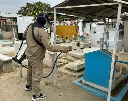 La Diresa Tumbes intensifica acciones de prevención contra el dengue en cementerios de la región ante la cercanía del feriado del 1 de noviembre. ANDINA/Difusión