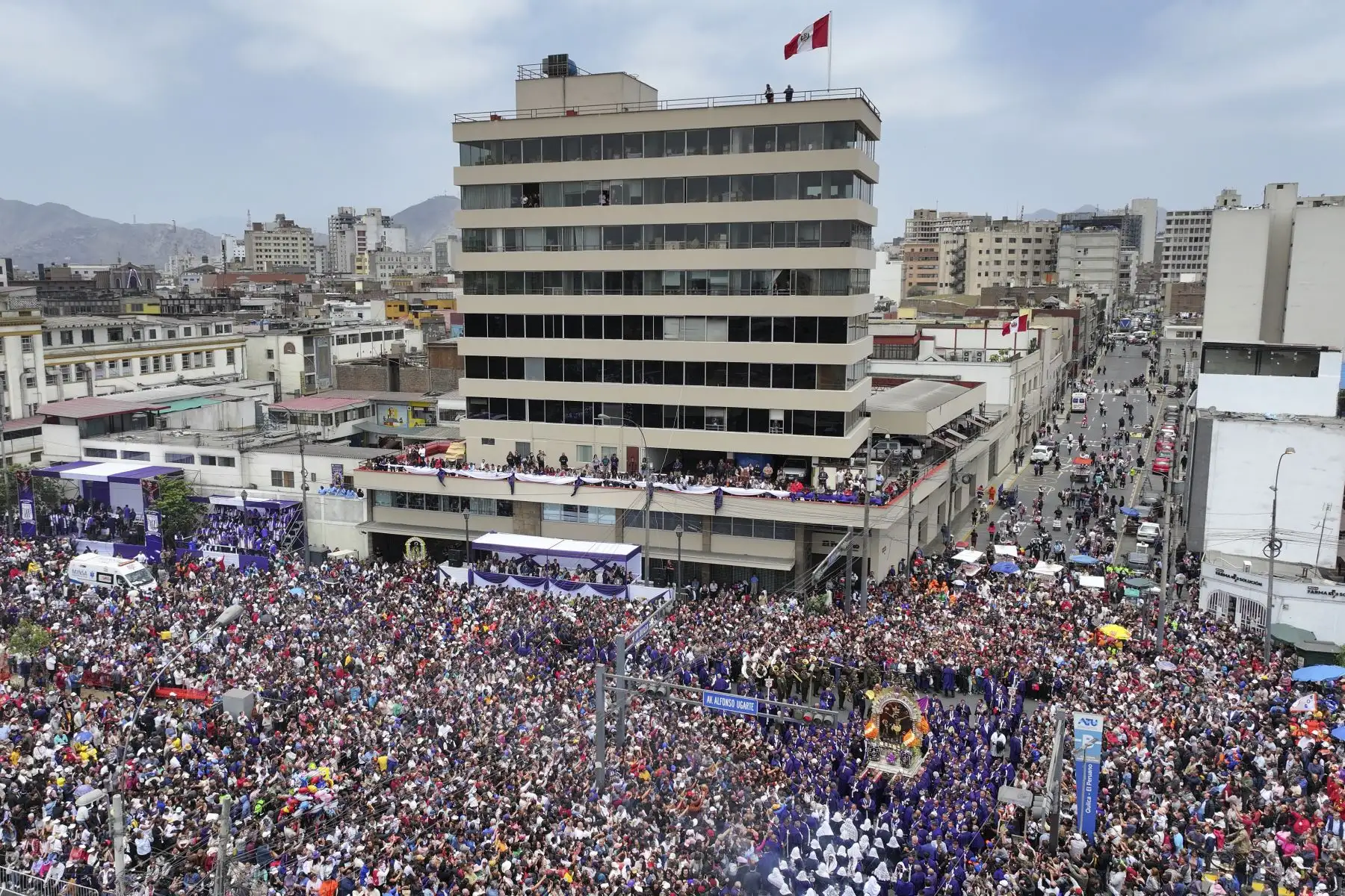 Editora Perú, empresa que agrupa a la agencia Andina y al diario oficial El Peruano, rindió homenaje a la sagrada imagen del Señor de los Milagros en el frontis de su local ubicado en la avenida Alfonso Ugarte, en el centro de Lima. Foto: ANDINA/Jhonel Rodríguez Robles Editora Perú, empresa que agrupa a la agencia Andina y al diario oficial El Peruano, rindió homenaje a la sagrada imagen del Señor de los Milagros en el frontis de su local ubicado en la avenida Alfonso Ugarte, en el centro de Lima. Foto: ANDINA/Jhonel Rodríguez Robles