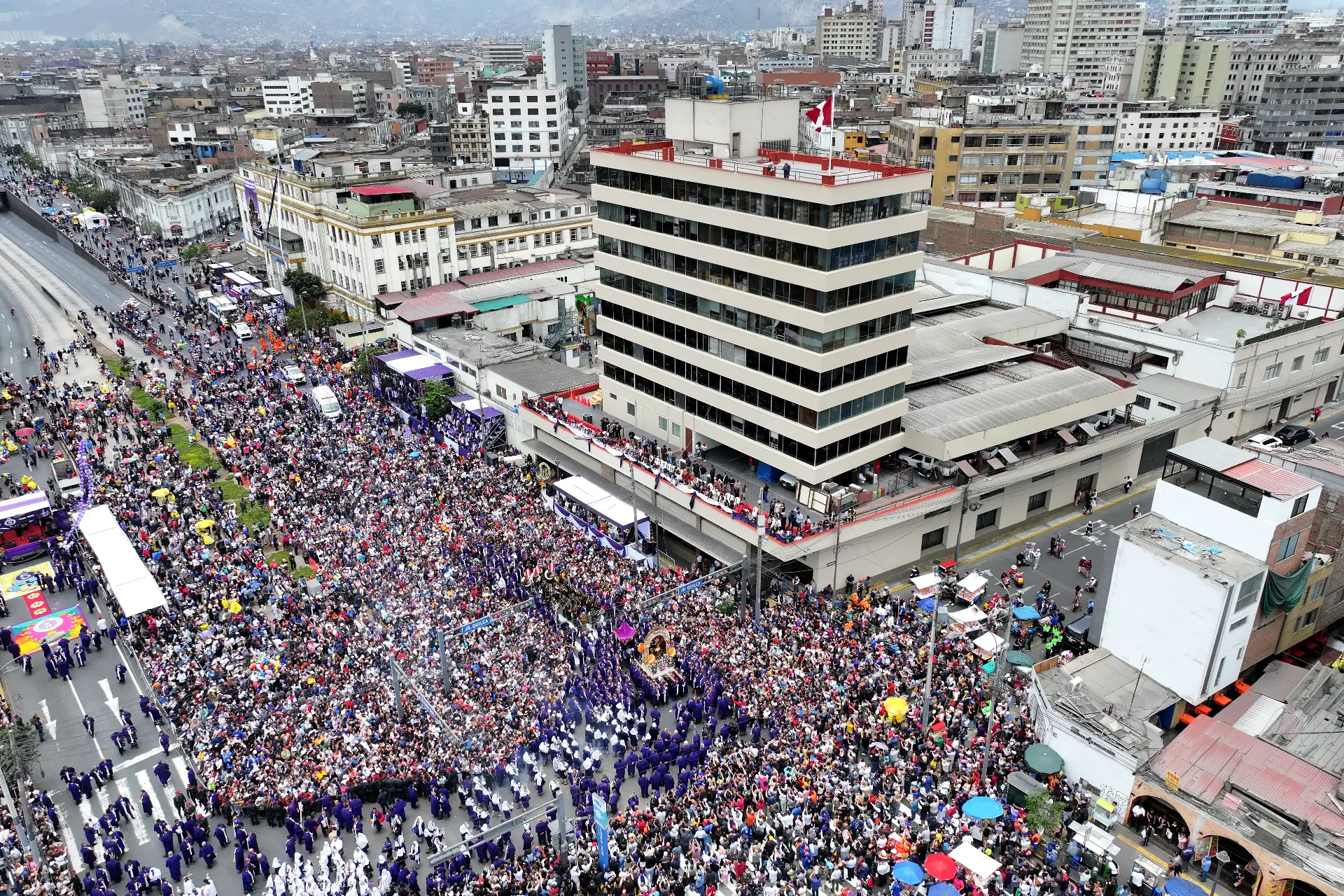 Editora Perú, empresa que agrupa a la agencia Andina y al diario oficial El Peruano, rindió homenaje a la sagrada imagen del Señor de los Milagros en el frontis de su local ubicado en la avenida Alfonso Ugarte, en el centro de Lima. Foto: ANDINA/Jhonel Rodríguez Robles Editora Perú, empresa que agrupa a la agencia Andina y al diario oficial El Peruano, rindió homenaje a la sagrada imagen del Señor de los Milagros en el frontis de su local ubicado en la avenida Alfonso Ugarte, en el centro de Lima. Foto: ANDINA/Jhonel Rodríguez Robles