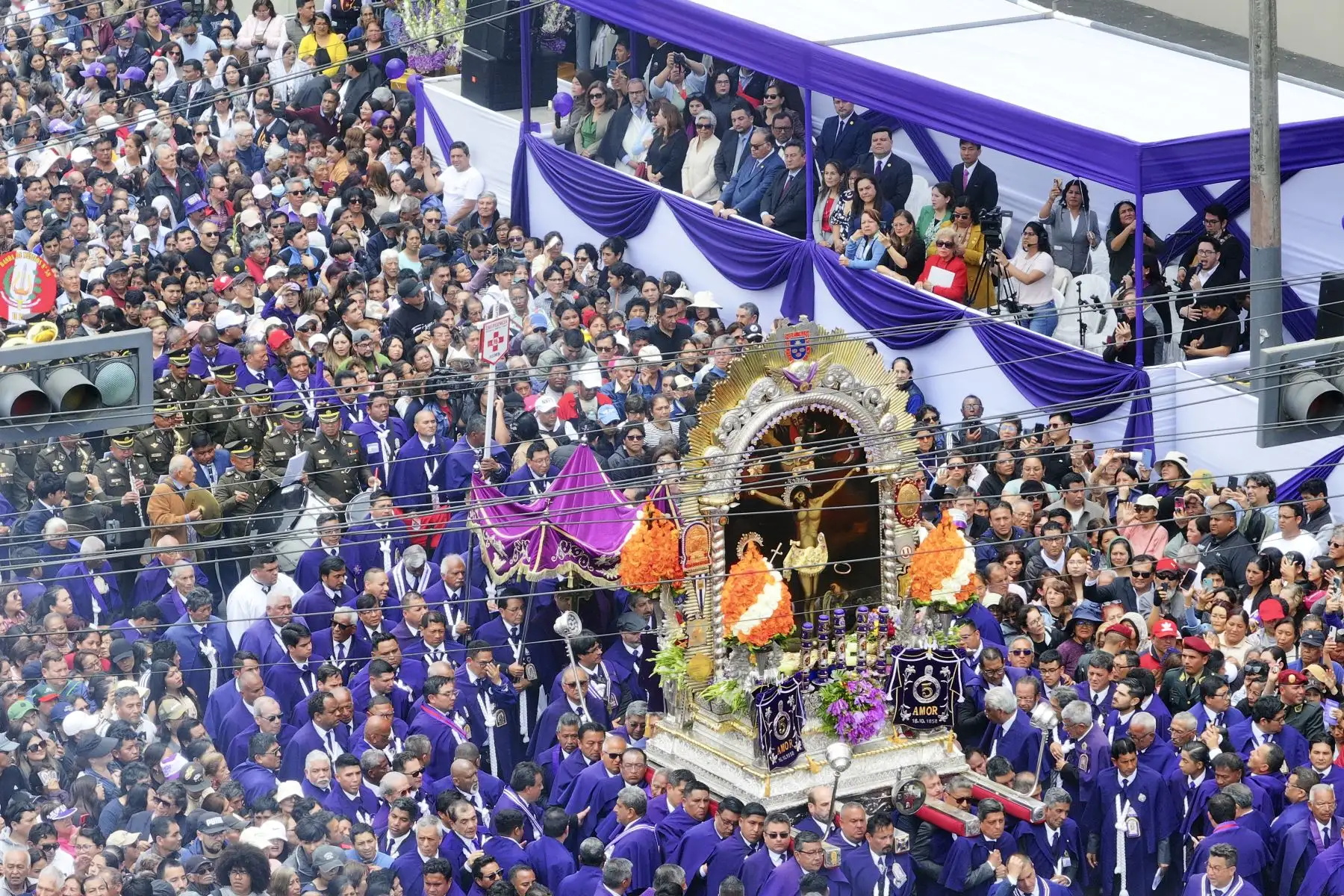 Editora Perú, empresa que agrupa a la agencia Andina y al diario oficial El Peruano, rindió homenaje a la sagrada imagen del Señor de los Milagros en el frontis de su local ubicado en la avenida Alfonso Ugarte, en el centro de Lima. Foto: ANDINA/Jhonel Rodríguez Robles Editora Perú, empresa que agrupa a la agencia Andina y al diario oficial El Peruano, rindió homenaje a la sagrada imagen del Señor de los Milagros en el frontis de su local ubicado en la avenida Alfonso Ugarte, en el centro de Lima. Foto: ANDINA/Jhonel Rodríguez Robles