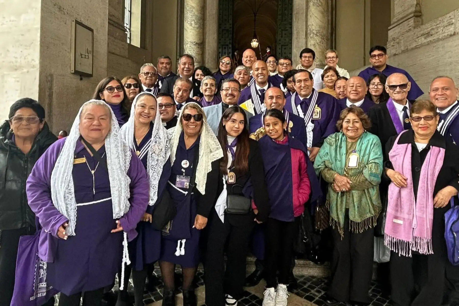 En un nuevo gesto de cariño y atención al Perú, el papa León XIV recibió a un grupo de representantes de hermandades del Señor de los Milagros en la audiencia general celebrada el pasado 22 de octubre en la Plaza de San Pedro. Foto: Difusión En un nuevo gesto de cariño y atención al Perú, el papa León XIV recibió a un grupo de representantes de hermandades del Señor de los Milagros en la audiencia general celebrada el pasado 22 de octubre en la Plaza de San Pedro. Foto: Difusión