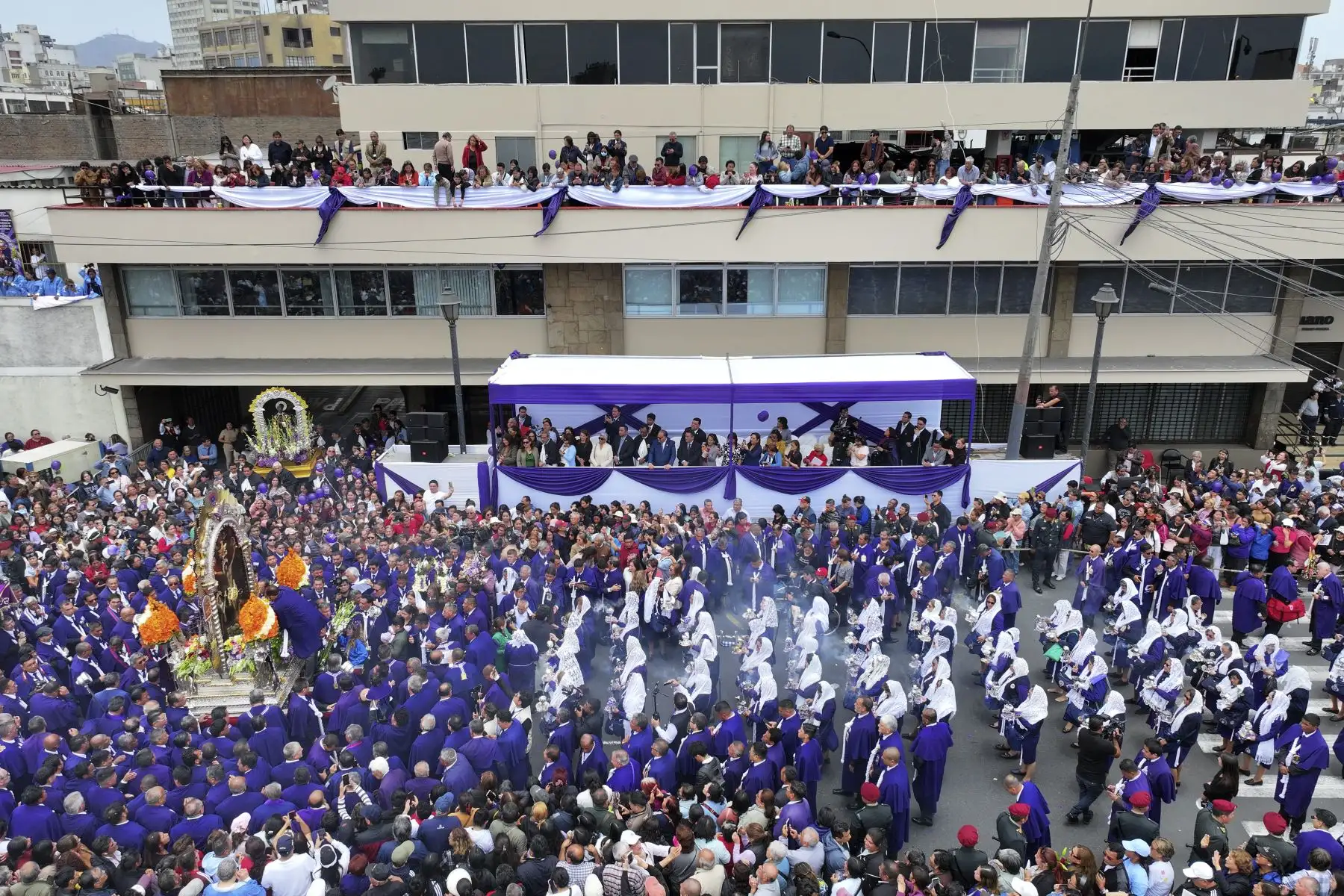 Editora Perú, empresa que agrupa a la agencia Andina y al diario oficial El Peruano, rindió homenaje a la sagrada imagen del Señor de los Milagros en el frontis de su local ubicado en la avenida Alfonso Ugarte, en el centro de Lima. Foto: ANDINA/Jhonel Rodríguez Robles Editora Perú, empresa que agrupa a la agencia Andina y al diario oficial El Peruano, rindió homenaje a la sagrada imagen del Señor de los Milagros en el frontis de su local ubicado en la avenida Alfonso Ugarte, en el centro de Lima. Foto: ANDINA/Jhonel Rodríguez Robles