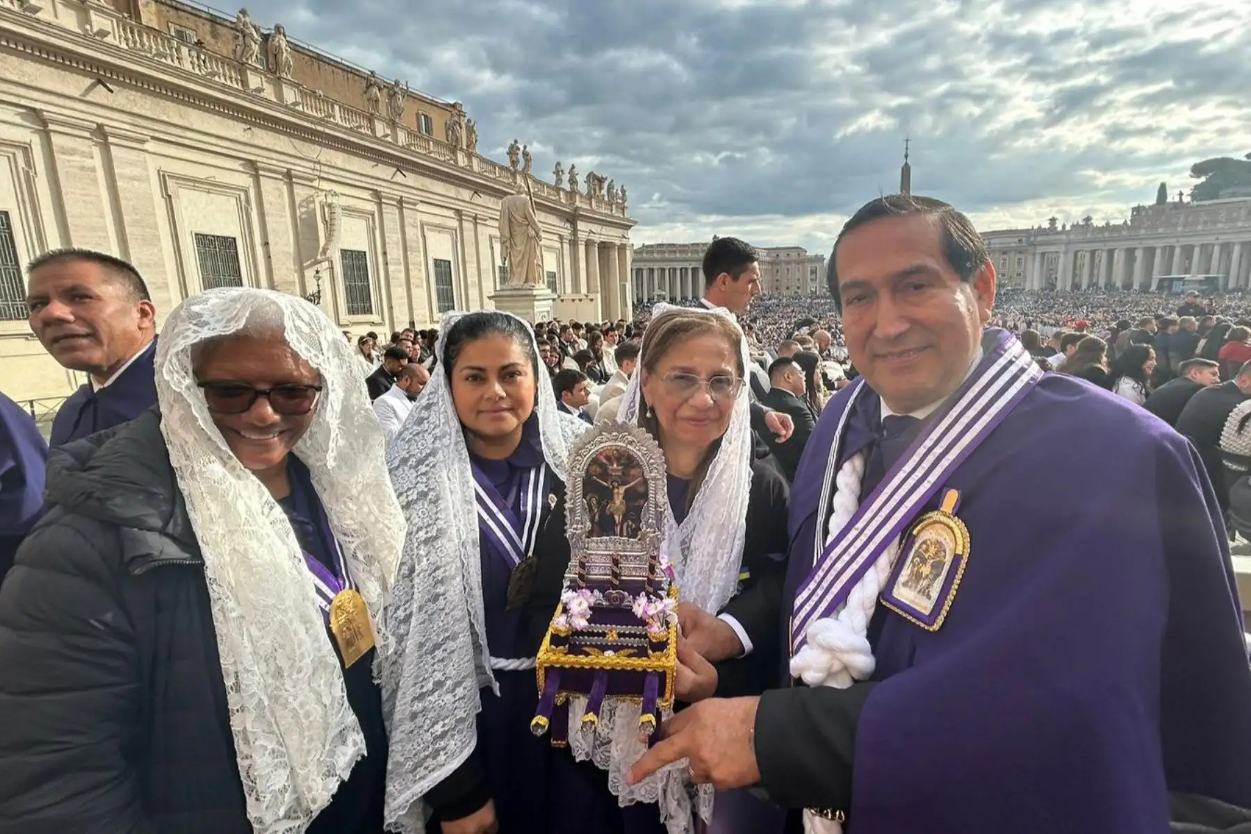 En un nuevo gesto de cariño y atención al Perú, el papa León XIV recibió a un grupo de representantes de hermandades del Señor de los Milagros en la audiencia general celebrada el pasado 22 de octubre en la Plaza de San Pedro. Foto: Difusión En un nuevo gesto de cariño y atención al Perú, el papa León XIV recibió a un grupo de representantes de hermandades del Señor de los Milagros en la audiencia general celebrada el pasado 22 de octubre en la Plaza de San Pedro. Foto: Difusión