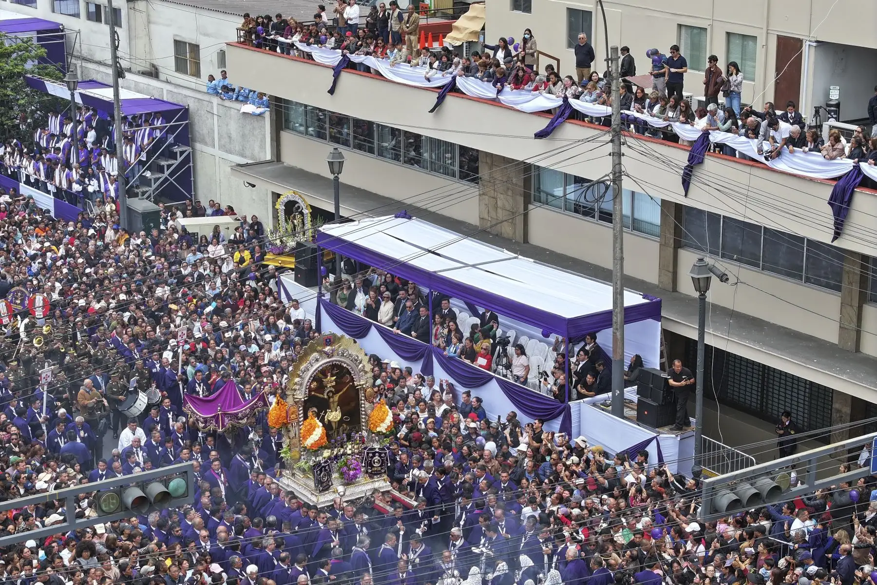 Editora Perú, empresa que agrupa a la agencia Andina y al diario oficial El Peruano, rindió homenaje a la sagrada imagen del Señor de los Milagros en el frontis de su local ubicado en la avenida Alfonso Ugarte, en el centro de Lima. Foto: ANDINA/Jhonel Rodríguez Robles Editora Perú, empresa que agrupa a la agencia Andina y al diario oficial El Peruano, rindió homenaje a la sagrada imagen del Señor de los Milagros en el frontis de su local ubicado en la avenida Alfonso Ugarte, en el centro de Lima. Foto: ANDINA/Jhonel Rodríguez Robles
