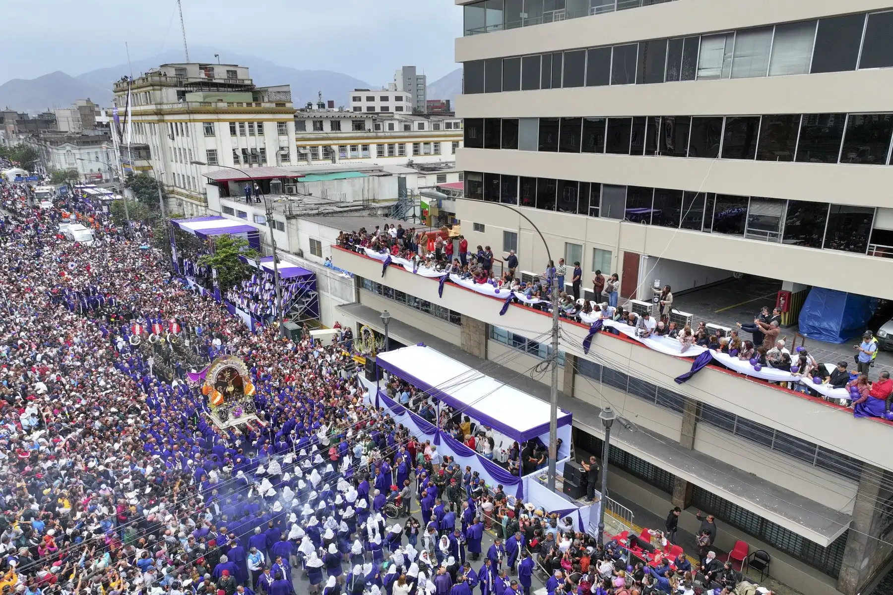 Editora Perú, empresa que agrupa a la agencia Andina y al diario oficial El Peruano, rindió homenaje a la sagrada imagen del Señor de los Milagros en el frontis de su local ubicado en la avenida Alfonso Ugarte, en el centro de Lima. Foto: ANDINA/Jhonel Rodríguez Robles Editora Perú, empresa que agrupa a la agencia Andina y al diario oficial El Peruano, rindió homenaje a la sagrada imagen del Señor de los Milagros en el frontis de su local ubicado en la avenida Alfonso Ugarte, en el centro de Lima. Foto: ANDINA/Jhonel Rodríguez Robles