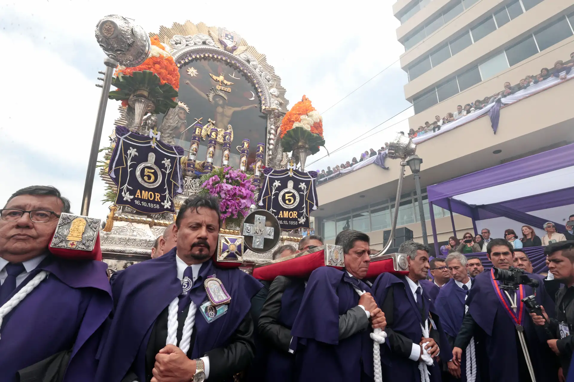 Editora Perú, empresa que agrupa a la agencia Andina y al diario oficial El Peruano, rindió homenaje a la sagrada imagen del Señor de los Milagros en el frontis de su local ubicado en la avenida Alfonso Ugarte, en el centro de Lima. Foto: ANDINA/Vidal Tarqui Editora Perú, empresa que agrupa a la agencia Andina y al diario oficial El Peruano, rindió homenaje a la sagrada imagen del Señor de los Milagros en el frontis de su local ubicado en la avenida Alfonso Ugarte, en el centro de Lima. Foto: ANDINA/Vidal Tarqui