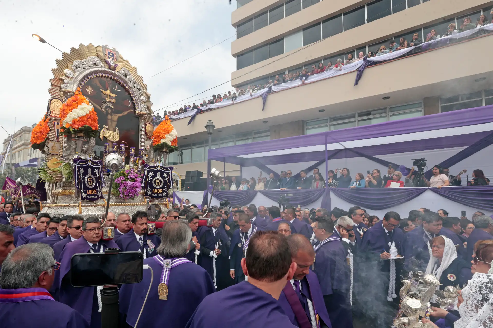 Editora Perú, empresa que agrupa a la agencia Andina y al diario oficial El Peruano, rindió homenaje a la sagrada imagen del Señor de los Milagros en el frontis de su local ubicado en la avenida Alfonso Ugarte, en el centro de Lima. Foto: ANDINA/Vidal Tarqui Editora Perú, empresa que agrupa a la agencia Andina y al diario oficial El Peruano, rindió homenaje a la sagrada imagen del Señor de los Milagros en el frontis de su local ubicado en la avenida Alfonso Ugarte, en el centro de Lima. Foto: ANDINA/Vidal Tarqui