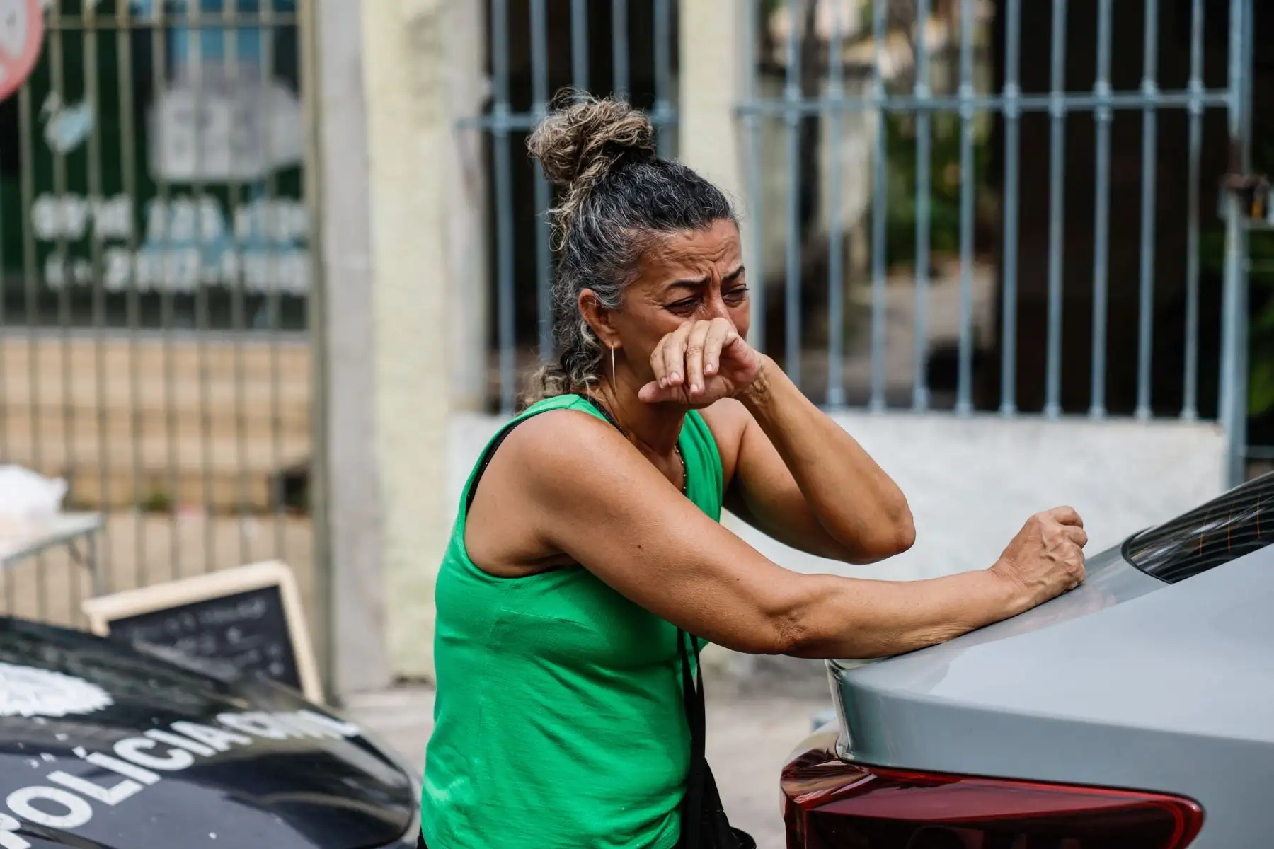 Familiares lloran frente al hospital Getúlio Vargas por la muerte de un familiar durante un operativo policial este martes, en Río de Janeiro (Brasil). El número de personas muertas en una gran operación contra el narcotráfico en favelas de Río de Janeiro, en Brasil, ascendió a 60, mientras que la cifra de detenidos ascendió a 81. Foto: EFE Familiares lloran frente al hospital Getúlio Vargas por la muerte de un familiar durante un operativo policial este martes, en Río de Janeiro (Brasil). El número de personas muertas en una gran operación contra el narcotráfico en favelas de Río de Janeiro, en Brasil, ascendió a 60, mientras que la cifra de detenidos ascendió a 81. Foto: EFE