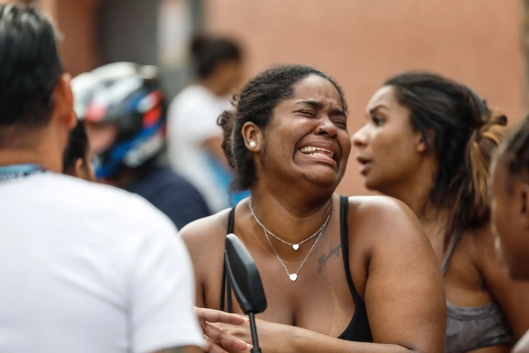 Familiares lloran frente al hospital Getúlio Vargas por la muerte de un familiar durante un operativo policial este martes, en Río de Janeiro (Brasil). El número de personas muertas en una gran operación contra el narcotráfico en favelas de Río de Janeiro, en Brasil, ascendió a 60, mientras que la cifra de detenidos ascendió a 81. Foto: EFE Familiares lloran frente al hospital Getúlio Vargas por la muerte de un familiar durante un operativo policial este martes, en Río de Janeiro (Brasil). El número de personas muertas en una gran operación contra el narcotráfico en favelas de Río de Janeiro, en Brasil, ascendió a 60, mientras que la cifra de detenidos ascendió a 81. Foto: EFE