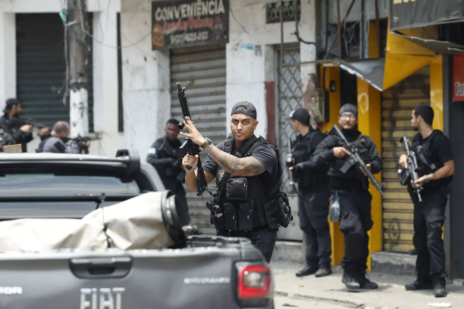 Integrantes de la Policía de Río de Janeiro realizan un operativo este martes, en Río de Janeiro (Brasil). La policía lanzó una gran operación en dos favelas con el objetivo de arrestar a los cabecillas del Comando Vermelho, la mayor facción criminal de la ciudad brasileña, y de frenar su expansión territorial. Foto: EFE Integrantes de la Policía de Río de Janeiro realizan un operativo este martes, en Río de Janeiro (Brasil). La policía lanzó una gran operación en dos favelas con el objetivo de arrestar a los cabecillas del Comando Vermelho, la mayor facción criminal de la ciudad brasileña, y de frenar su expansión territorial. Foto: EFE