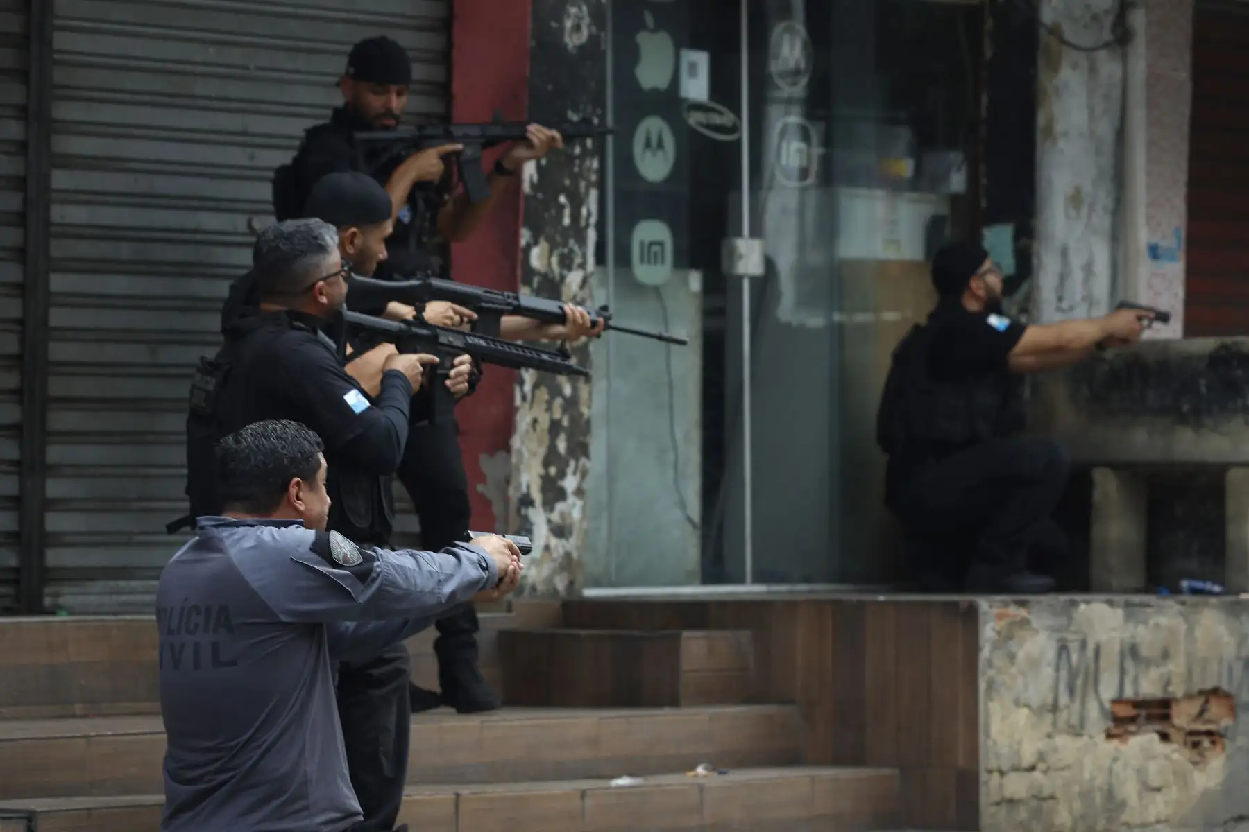 Integrantes de la Policía de Río de Janeiro realizan un operativo este martes, en Río de Janeiro (Brasil). La policía lanzó una gran operación en dos favelas con el objetivo de arrestar a los cabecillas del Comando Vermelho, la mayor facción criminal de la ciudad brasileña, y de frenar su expansión territorial. Foto: EFE Integrantes de la Policía de Río de Janeiro realizan un operativo este martes, en Río de Janeiro (Brasil). La policía lanzó una gran operación en dos favelas con el objetivo de arrestar a los cabecillas del Comando Vermelho, la mayor facción criminal de la ciudad brasileña, y de frenar su expansión territorial. Foto: EFE