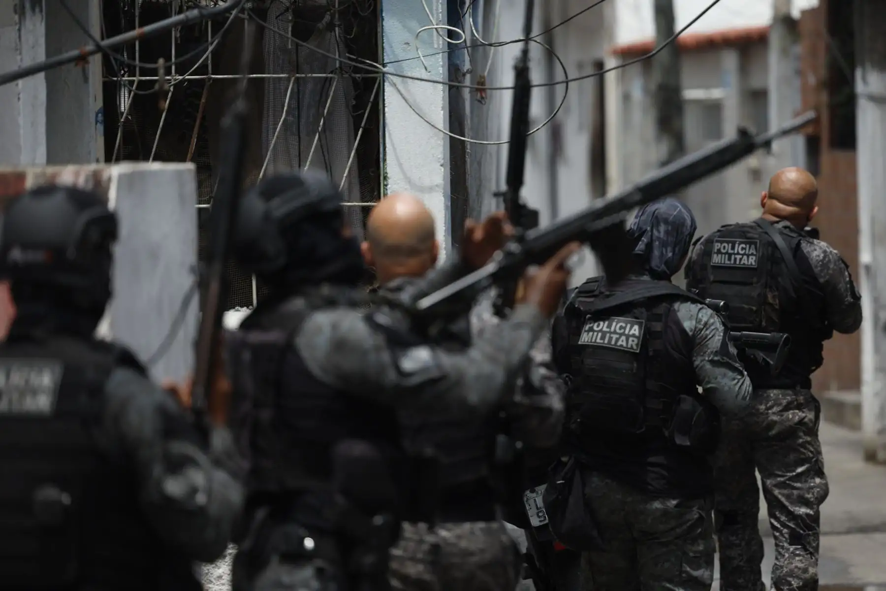 Integrantes de la Policía de Río de Janeiro realizan un operativo este martes, en Río de Janeiro (Brasil). La policía lanzó una gran operación en dos favelas con el objetivo de arrestar a los cabecillas del Comando Vermelho, la mayor facción criminal de la ciudad brasileña, y de frenar su expansión territorial. Foto: EFE Integrantes de la Policía de Río de Janeiro realizan un operativo este martes, en Río de Janeiro (Brasil). La policía lanzó una gran operación en dos favelas con el objetivo de arrestar a los cabecillas del Comando Vermelho, la mayor facción criminal de la ciudad brasileña, y de frenar su expansión territorial. Foto: EFE