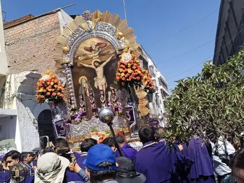 La imagen del Señor de los Milagros derrama realiza  su último recorrido procesional en la ciudad de Arequipa. ANDINA/Difusión