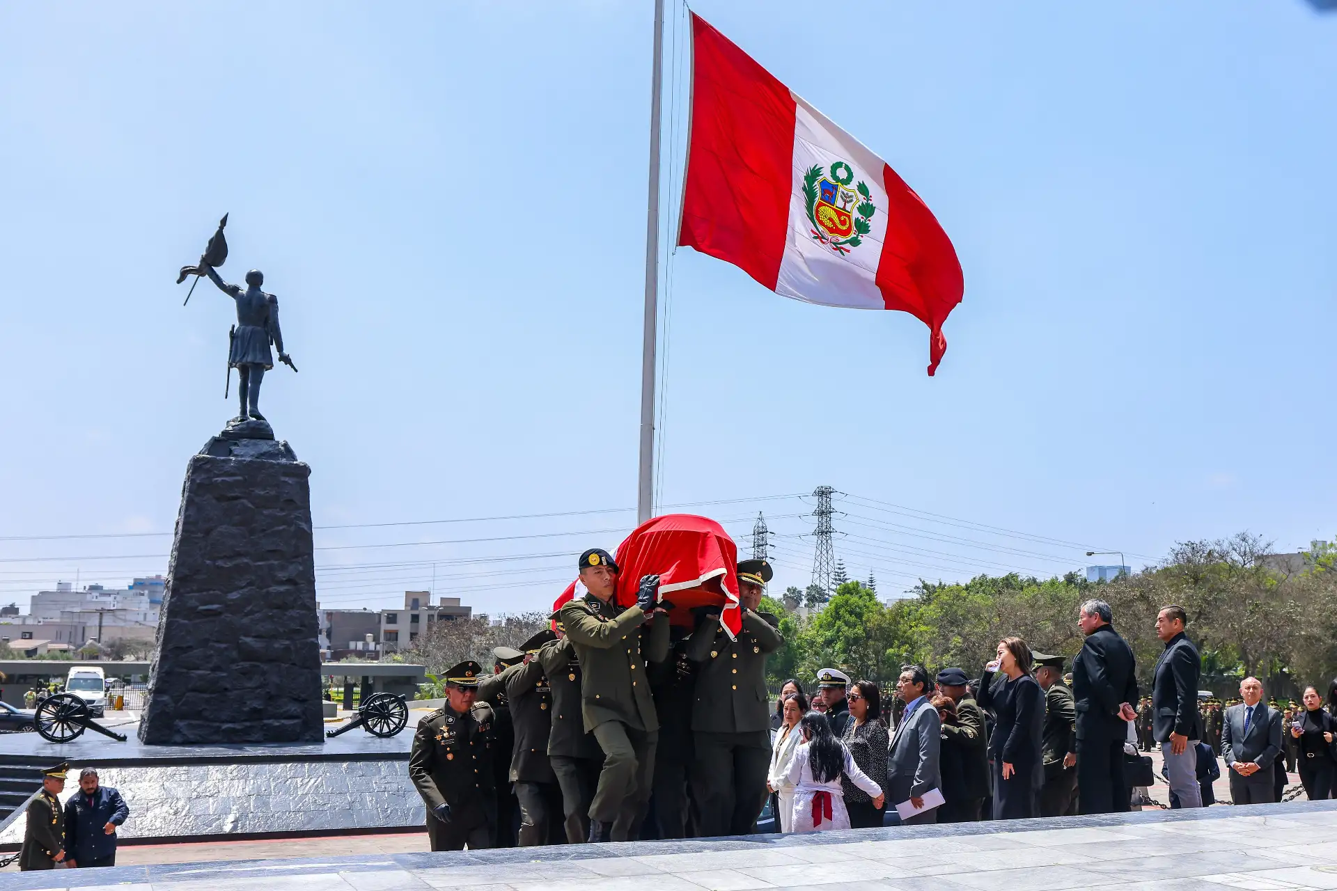 El presidente José Jerí Oré participó en el homenaje póstumo en memoria del general de brigada del Ejército del Perú, Marco Marín Saldaña, comandante del Comando Unificado de Pataz. La nación honra y reconoce su labor en la guerra contra la delincuencia y la defensa del país. Foto: ANDINA/Prensa Presidencia El presidente José Jerí Oré participó en el homenaje póstumo en memoria del general de brigada del Ejército del Perú, Marco Marín Saldaña, comandante del Comando Unificado de Pataz. La nación honra y reconoce su labor en la guerra contra la delincuencia y la defensa del país. Foto: ANDINA/Prensa Presidencia