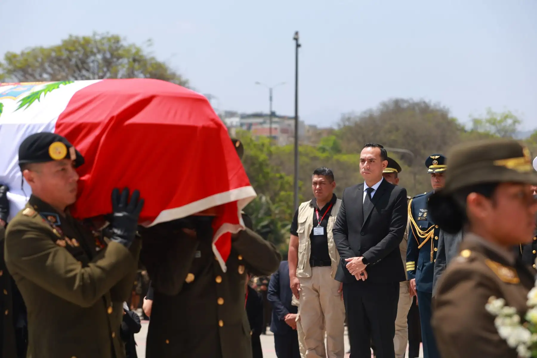 El presidente José Jerí Oré participó en el homenaje póstumo en memoria del general de brigada del Ejército del Perú, Marco Marín Saldaña, comandante del Comando Unificado de Pataz. La nación honra y reconoce su labor en la guerra contra la delincuencia y la defensa del país. Foto: ANDINA/Prensa Presidencia El presidente José Jerí Oré participó en el homenaje póstumo en memoria del general de brigada del Ejército del Perú, Marco Marín Saldaña, comandante del Comando Unificado de Pataz. La nación honra y reconoce su labor en la guerra contra la delincuencia y la defensa del país. Foto: ANDINA/Prensa Presidencia