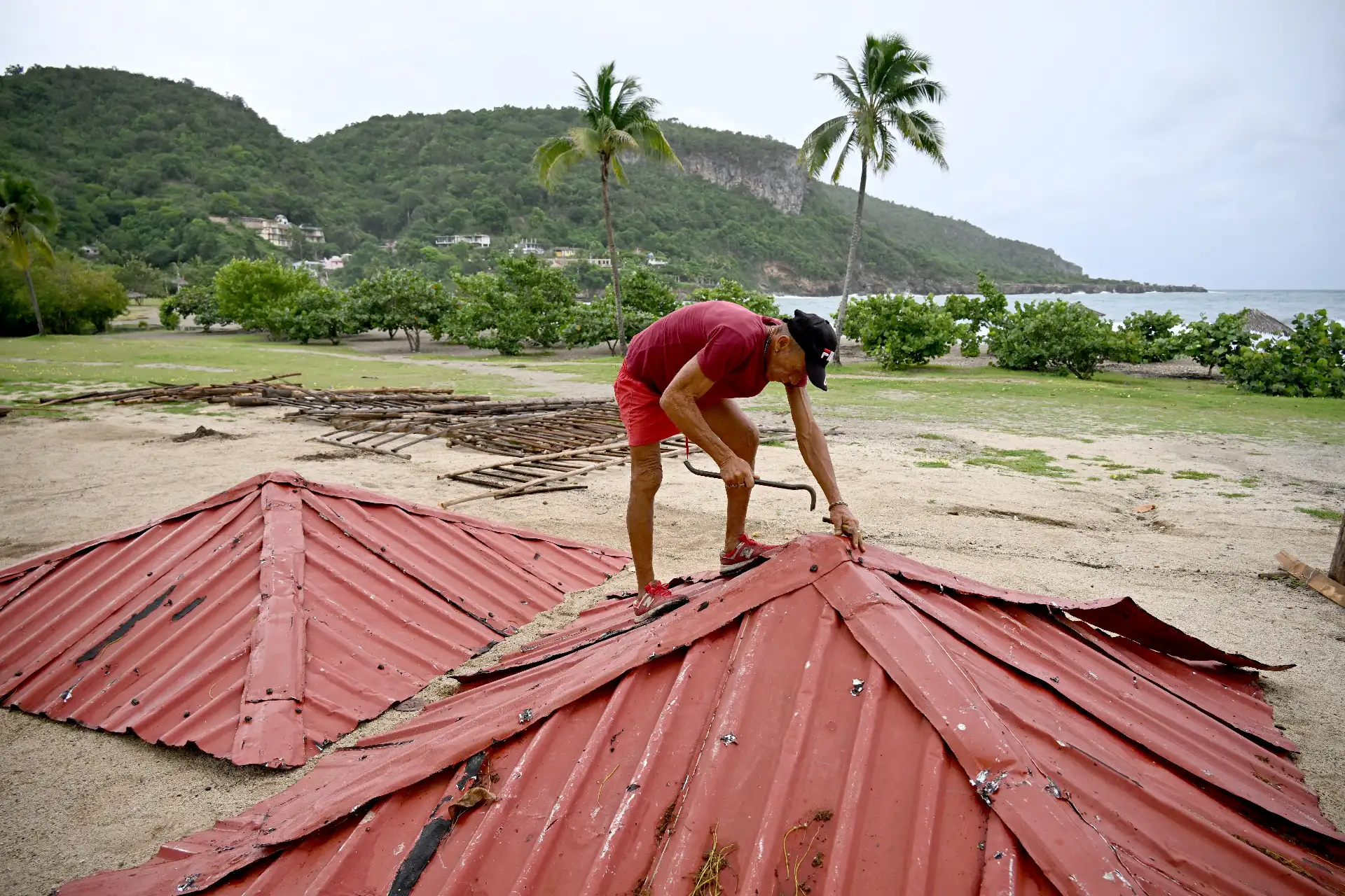 Un hombre desmantela partes de una instalación turística en la playa de Guama ante la llegada del huracán Melissa cerca de Santiago de Cuba. Foto: AFP Un hombre desmantela partes de una instalación turística en la playa de Guama ante la llegada del huracán Melissa cerca de Santiago de Cuba. Foto: AFP
