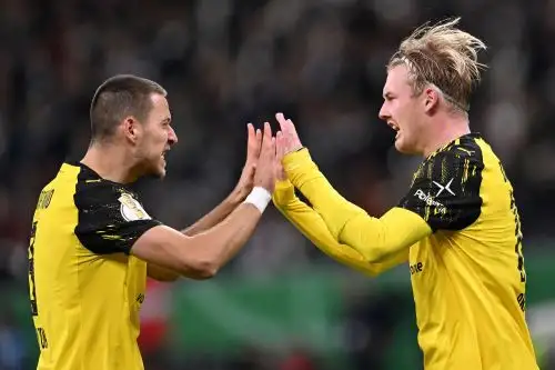 El centrocampista alemán 10 del Dortmund, Julian Brandt (R), celebra el gol 1-1 con su compañero de equipo, el defensor alemán 3 Waldemar Anton, durante el partido de segunda ronda de la Copa de Alemania (DFB Pokal) entre el Eintracht Frankfurt y el BVB Borussia Dormund en Frankfurt. Foto: AFP