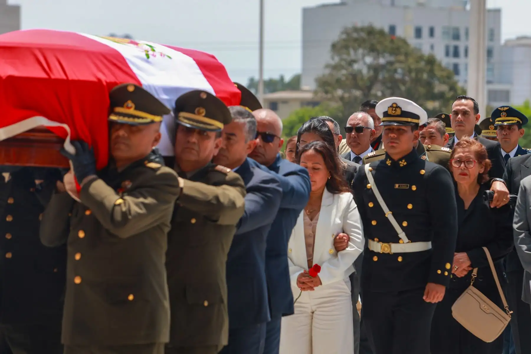 El presidente José Jerí Oré participó en el homenaje póstumo en memoria del general de brigada del Ejército del Perú, Marco Marín Saldaña, comandante del Comando Unificado de Pataz. La nación honra y reconoce su labor en la guerra contra la delincuencia y la defensa del país. Foto: ANDINA/Prensa Presidencia El presidente José Jerí Oré participó en el homenaje póstumo en memoria del general de brigada del Ejército del Perú, Marco Marín Saldaña, comandante del Comando Unificado de Pataz. La nación honra y reconoce su labor en la guerra contra la delincuencia y la defensa del país. Foto: ANDINA/Prensa Presidencia