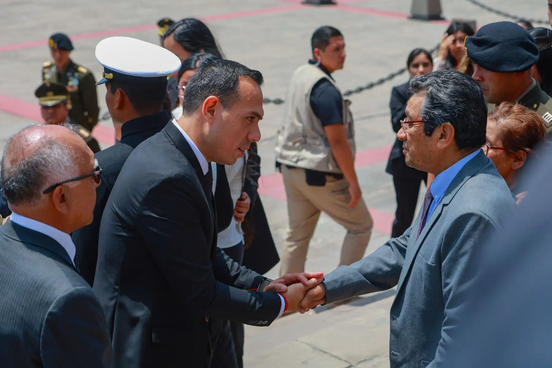 El presidente José Jerí Oré participó en el homenaje póstumo en memoria del general de brigada del Ejército del Perú, Marco Marín Saldaña, comandante del Comando Unificado de Pataz. La nación honra y reconoce su labor en la guerra contra la delincuencia y la defensa del país. Foto: ANDINA/Prensa Presidencia El presidente José Jerí Oré participó en el homenaje póstumo en memoria del general de brigada del Ejército del Perú, Marco Marín Saldaña, comandante del Comando Unificado de Pataz. La nación honra y reconoce su labor en la guerra contra la delincuencia y la defensa del país. Foto: ANDINA/Prensa Presidencia