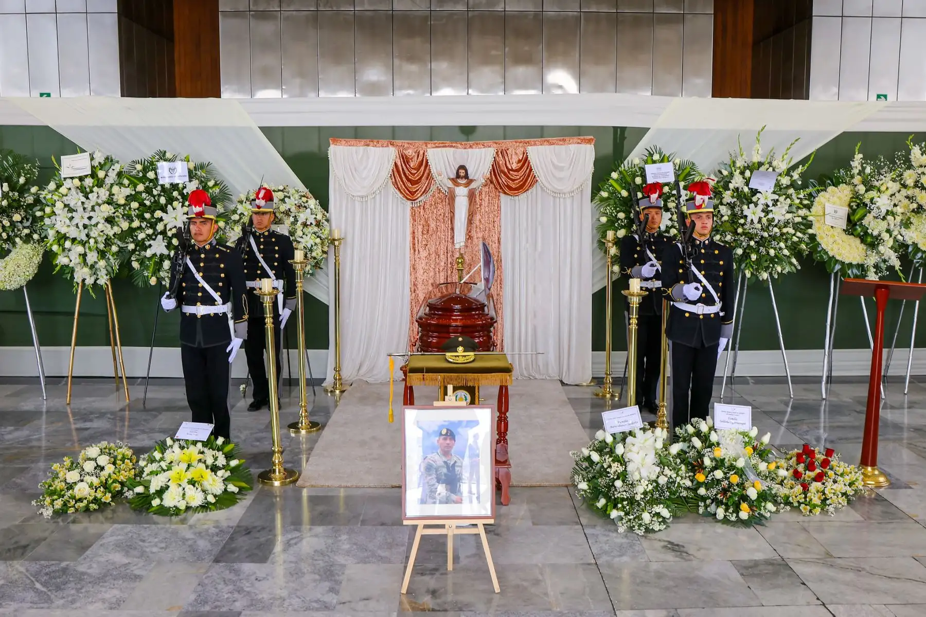 El presidente José Jerí Oré participó en el homenaje póstumo en memoria del general de brigada del Ejército del Perú, Marco Marín Saldaña, comandante del Comando Unificado de Pataz. La nación honra y reconoce su labor en la guerra contra la delincuencia y la defensa del país. Foto: ANDINA/Prensa Presidencia El presidente José Jerí Oré participó en el homenaje póstumo en memoria del general de brigada del Ejército del Perú, Marco Marín Saldaña, comandante del Comando Unificado de Pataz. La nación honra y reconoce su labor en la guerra contra la delincuencia y la defensa del país. Foto: ANDINA/Prensa Presidencia