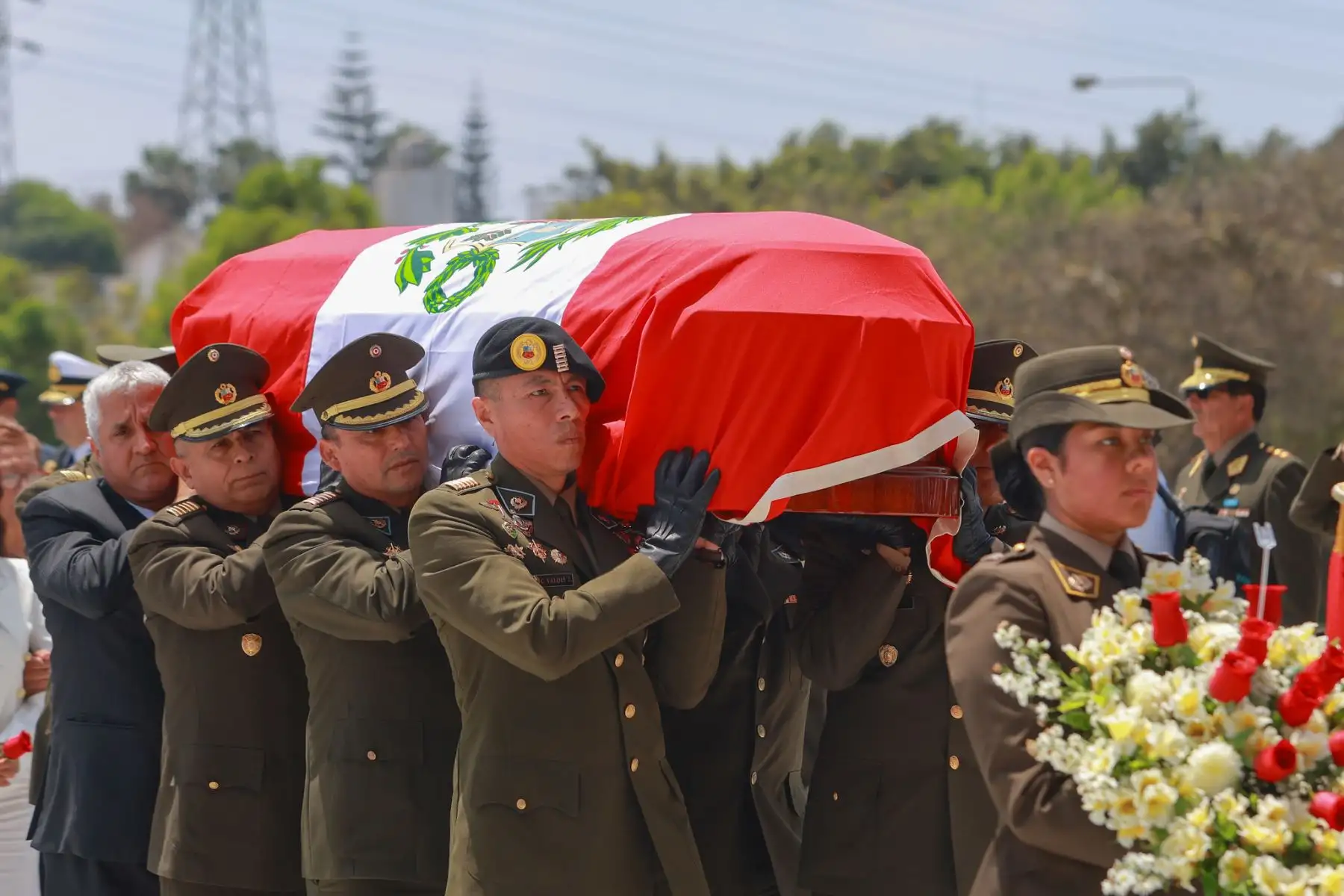 El presidente José Jerí Oré participó en el homenaje póstumo en memoria del general de brigada del Ejército del Perú, Marco Marín Saldaña, comandante del Comando Unificado de Pataz. La nación honra y reconoce su labor en la guerra contra la delincuencia y la defensa del país. Foto: ANDINA/Prensa Presidencia El presidente José Jerí Oré participó en el homenaje póstumo en memoria del general de brigada del Ejército del Perú, Marco Marín Saldaña, comandante del Comando Unificado de Pataz. La nación honra y reconoce su labor en la guerra contra la delincuencia y la defensa del país. Foto: ANDINA/Prensa Presidencia