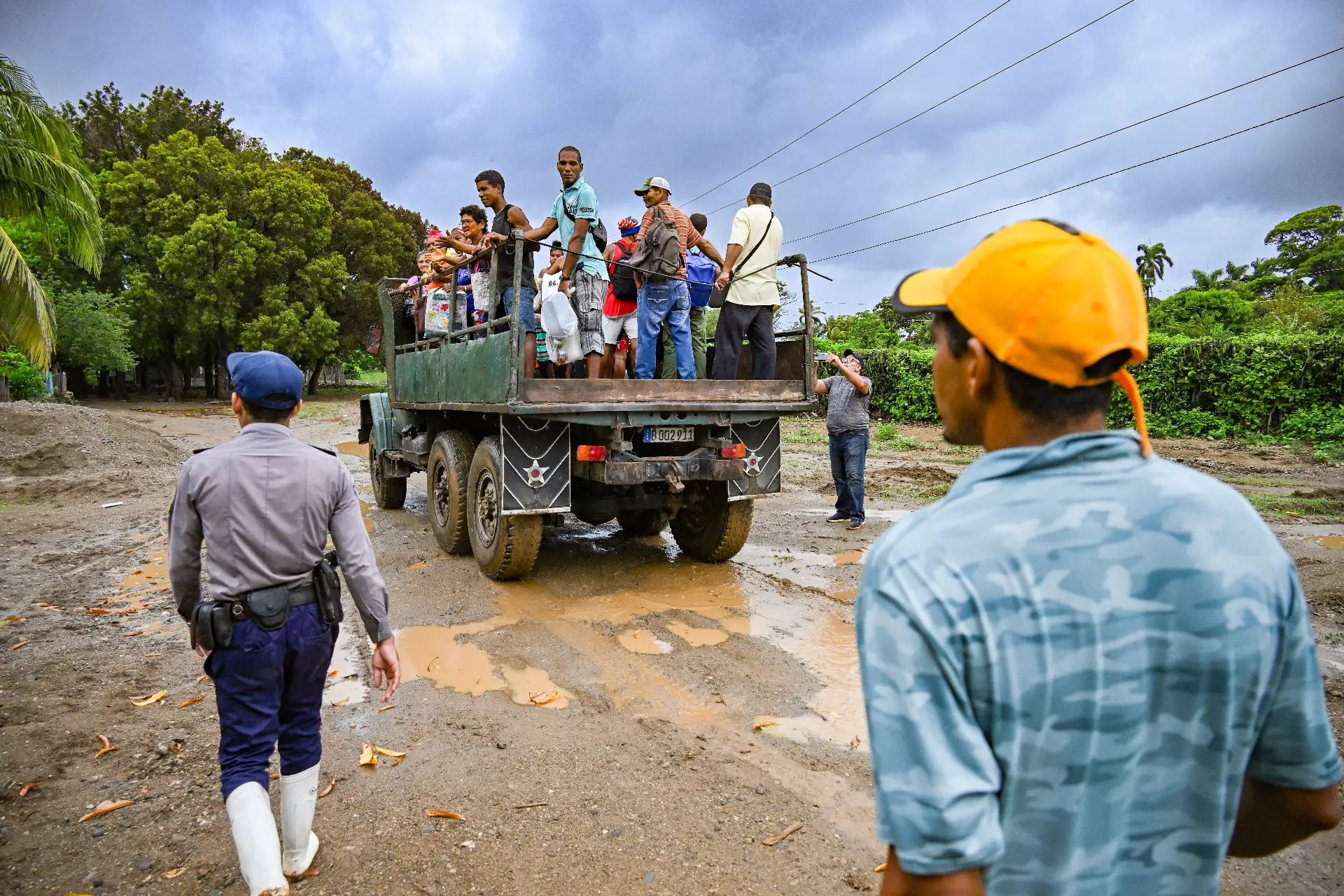 Residentes son evacuados de Playa Siboney hacia lugares seguros ante la llegada del huracán Melissa, en Santiago de Cuba, Foto: AFP Residentes son evacuados de Playa Siboney hacia lugares seguros ante la llegada del huracán Melissa, en Santiago de Cuba, Foto: AFP