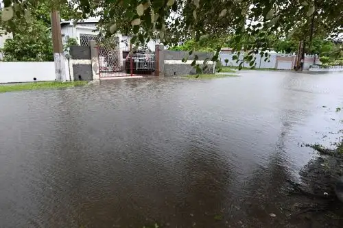 Una calle inundada en St. Catherine, Jamaica, tras el paso del huracán Melissa. Foto: AFP