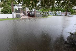 Una calle inundada en St. Catherine, Jamaica, tras el paso del huracán Melissa. Foto: AFP